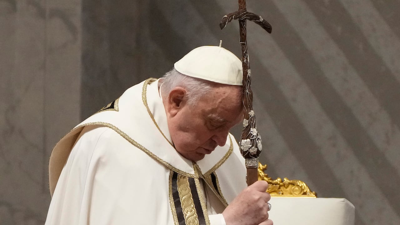 El papa Francisco oficia una misa en la Basílica de San Pedro, en el Vaticano, el 28 de marzo de 2024. (AP Foto/Gregorio Borgia)