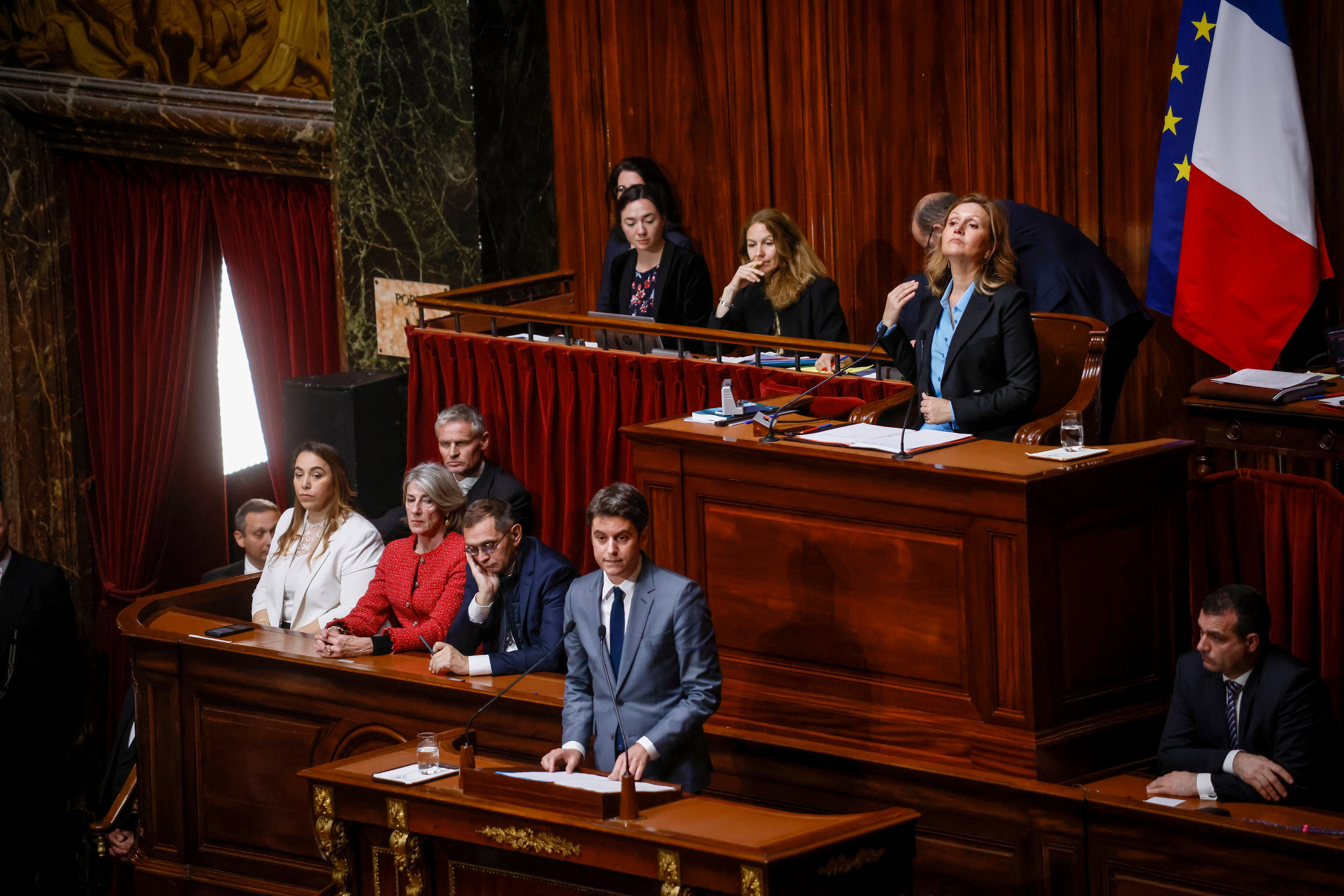 El primer ministro francés, Gabriel Attal, en el centro, habla durante el Congreso de ambas Cámaras del Parlamento en el Palacio de Versalles mientras el presidente de la Asamblea Nacional, Yael Braun-Pivet, está sentado detrás de él en Versalles, al oeste de París, el lunes 4 de marzo de 2024.