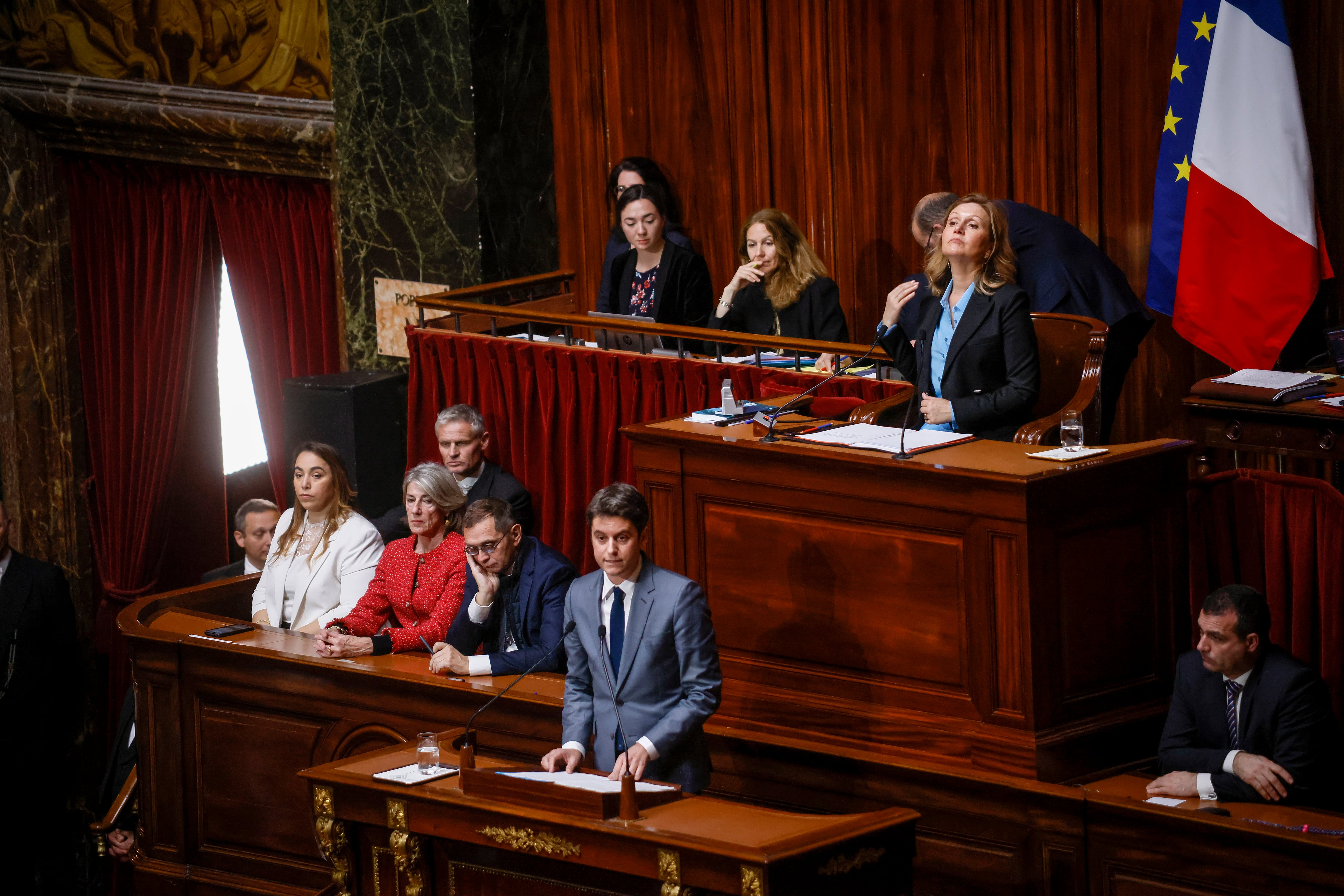 El primer ministro francés, Gabriel Attal, en el centro, habla durante el Congreso de ambas Cámaras del Parlamento en el Palacio de Versalles mientras el presidente de la Asamblea Nacional, Yael Braun-Pivet, está sentado detrás de él en Versalles, al oeste de París, el lunes 4 de marzo de 2024.
