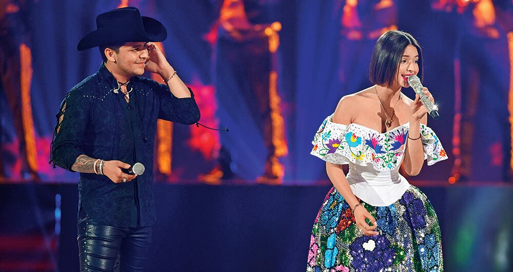 Los cantantes mexicanos Cristian Nodal y Ángela Aguilar.