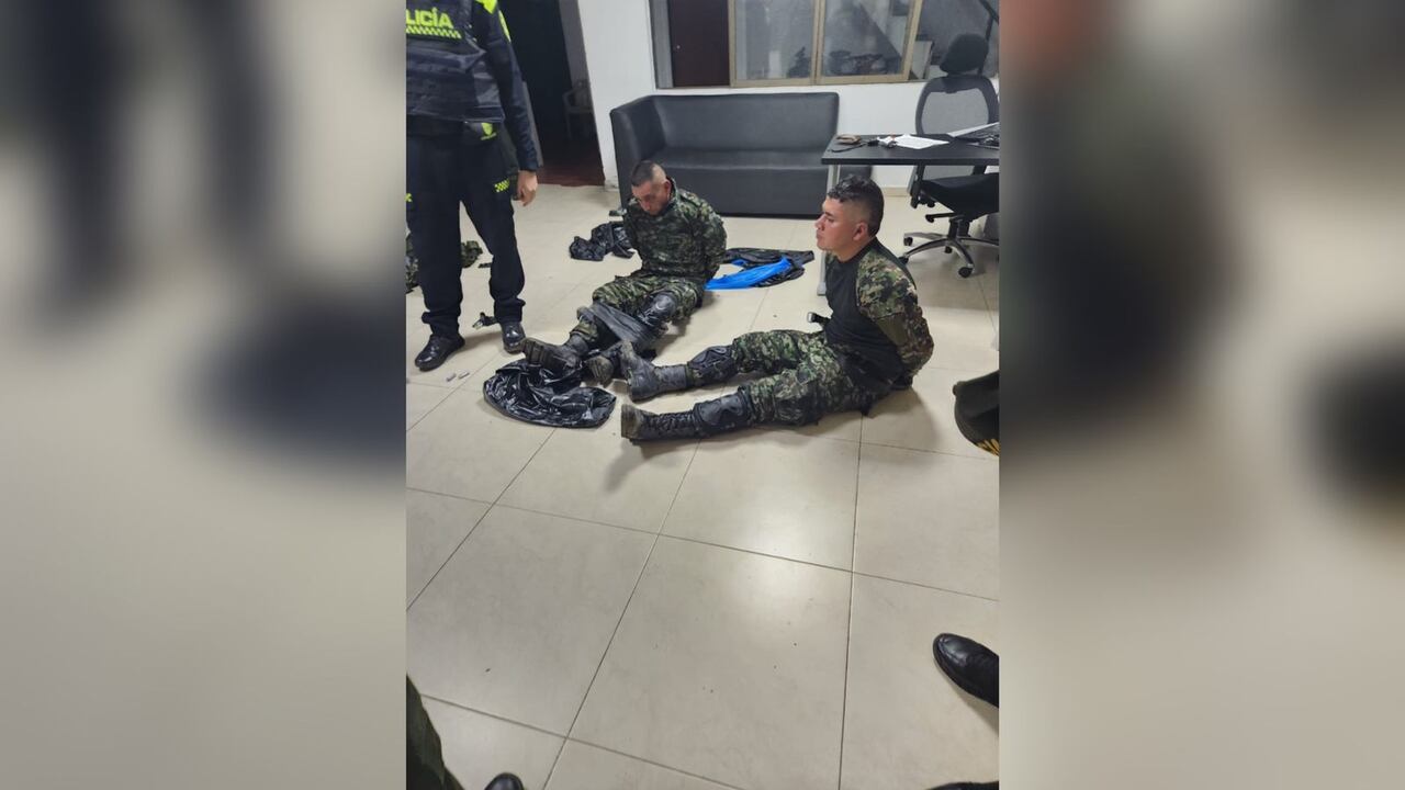 Los dos hombres pertenecen, presuntamente, a un grupo armado.