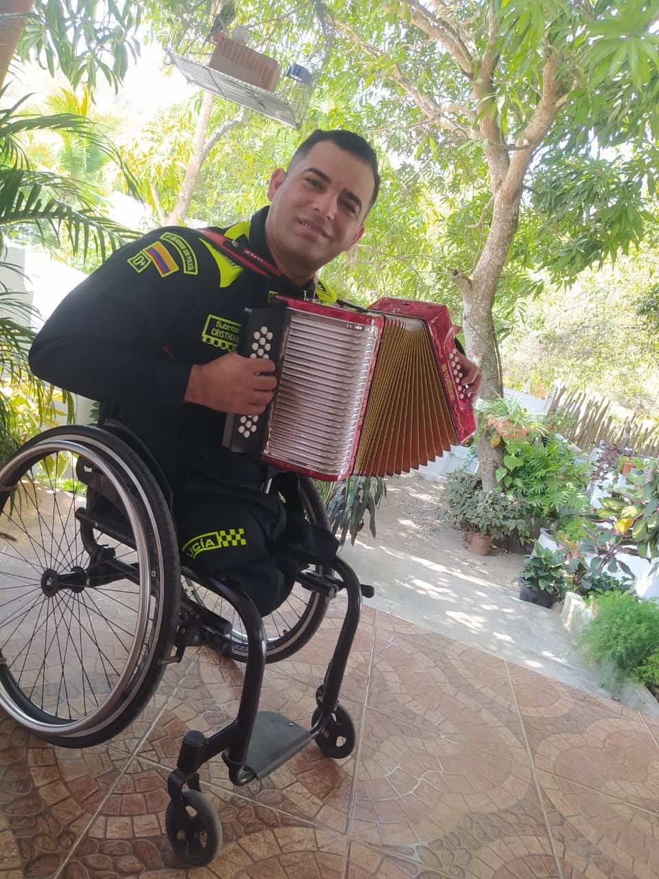 Acordeonero el Subintendente Cristian Ruza.