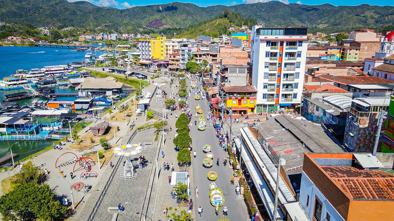 Está ubicado a 81 kilómetros de la capital del departamento.