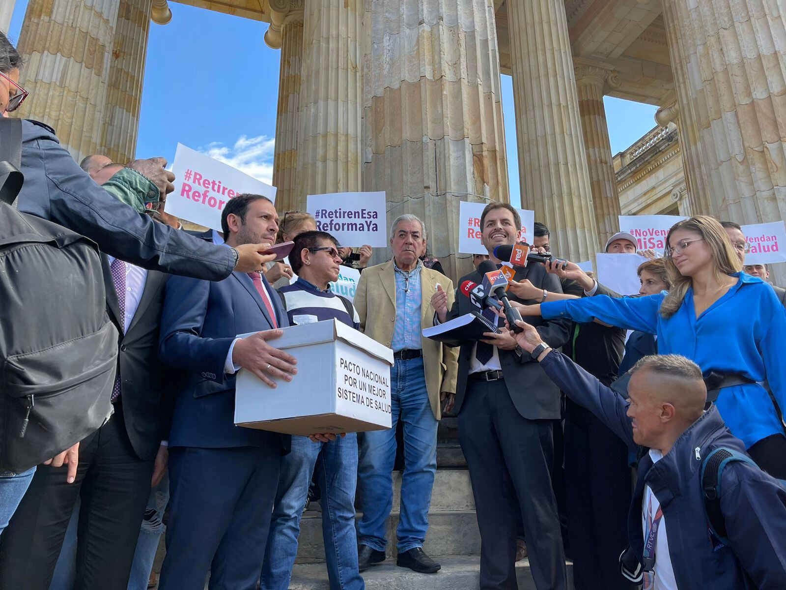 Ciudadanos firmaron en contra de las reformas.