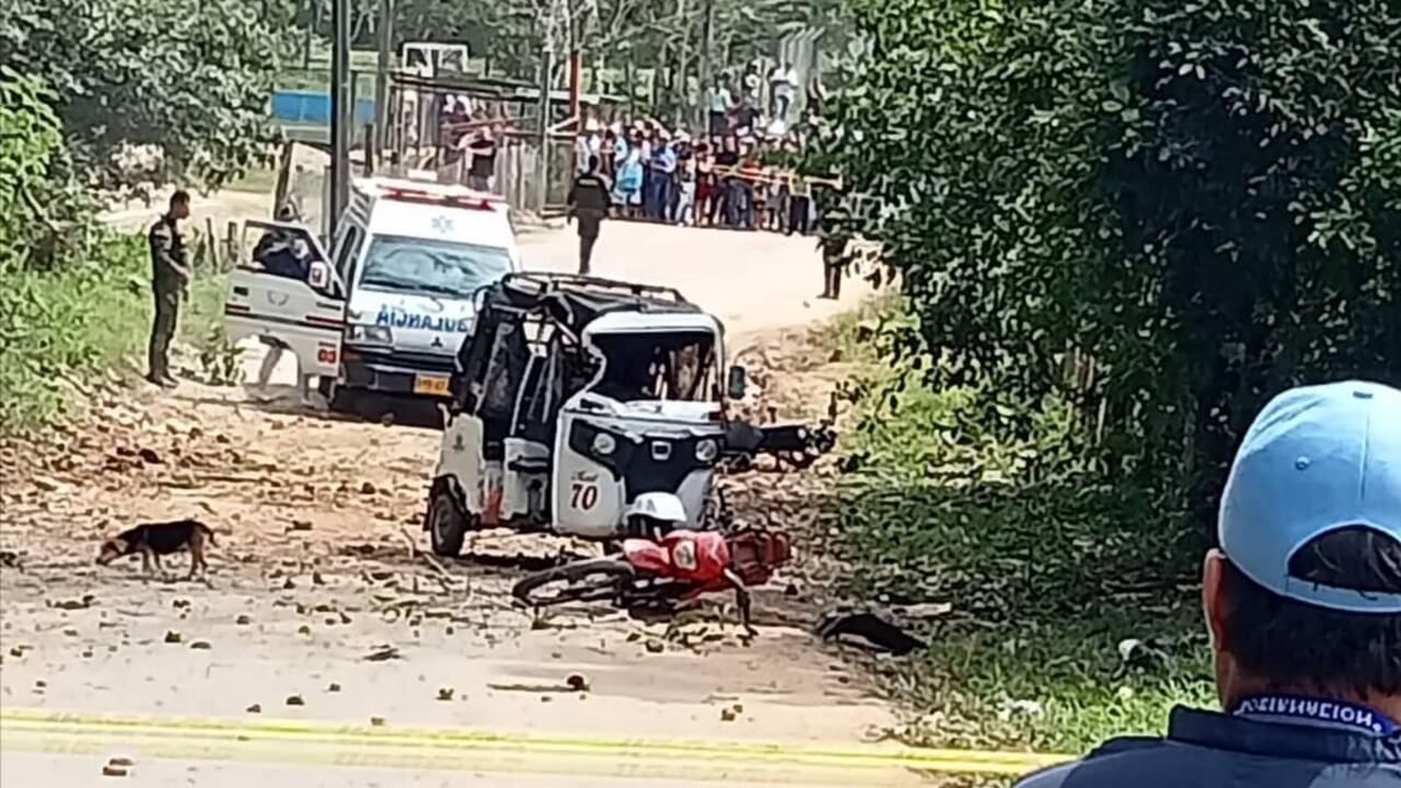 Los explosivos detonaron al paso de un motocarro donde iban tres personas.