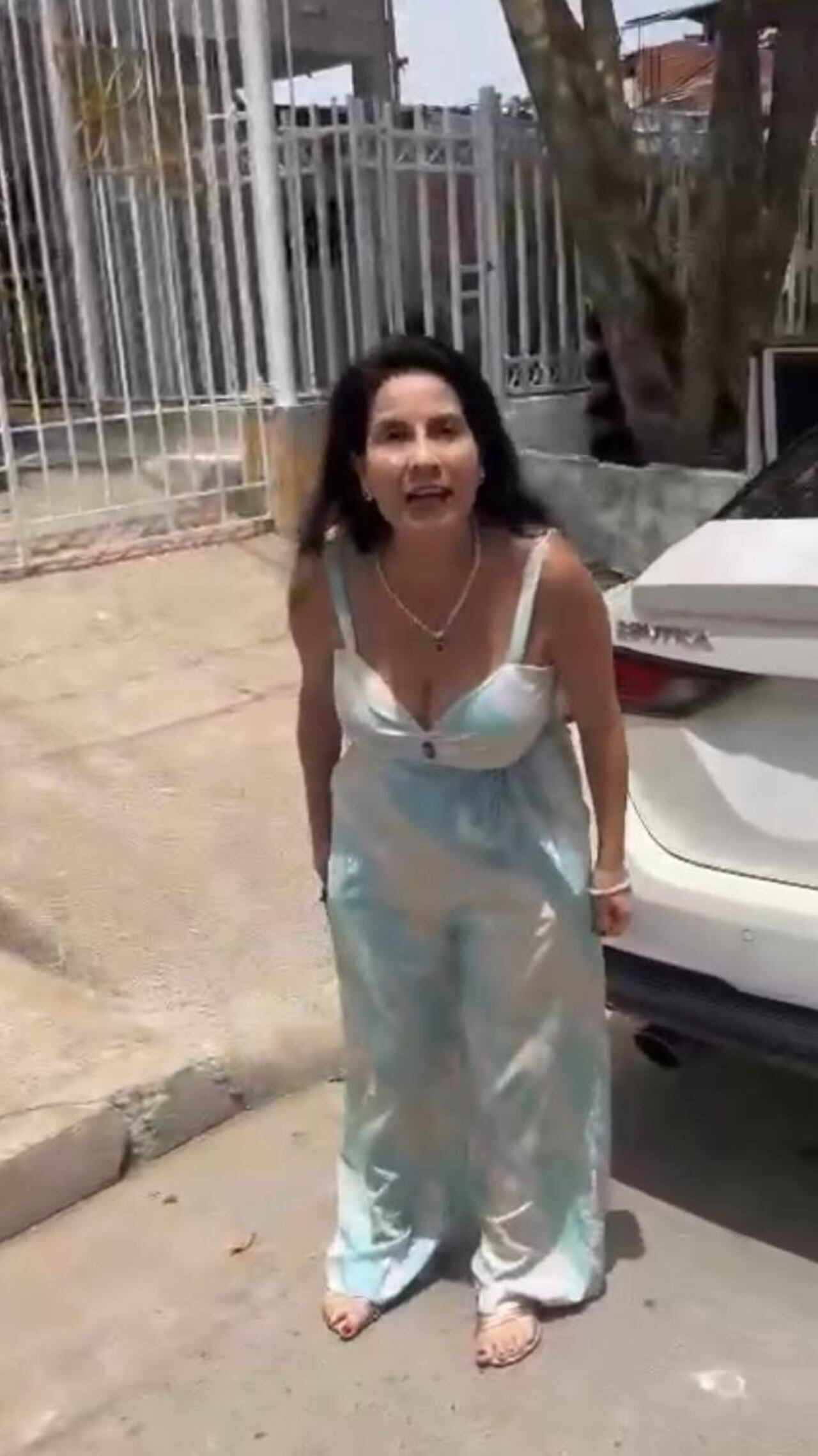 Abren investigación a la asistente de fiscal que se enfrentó con un arma, a otros conductores que le reprocharon por estar mal parqueada en Bolívar.