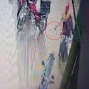 Las cámaras de seguridad dejaron en evidencia cuando dos hombres que se movilizaban en moto lanzaron el artefacto explosivo.