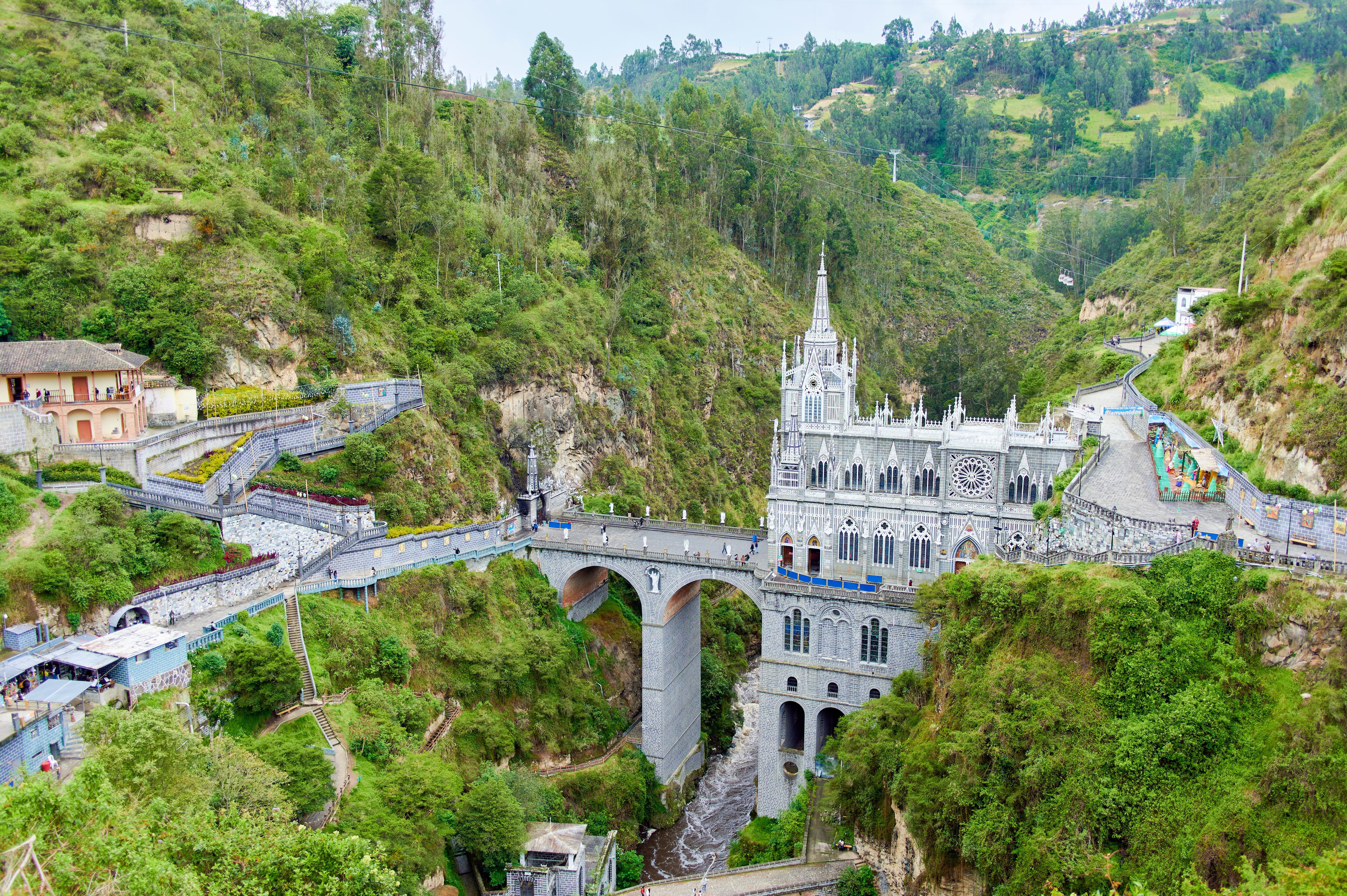 Rodeada de montañas, volcanes y rica en cultura, esta ciudad colonial invita a los visitantes a explorar sus encantos naturales, históricos y gastronómicos.