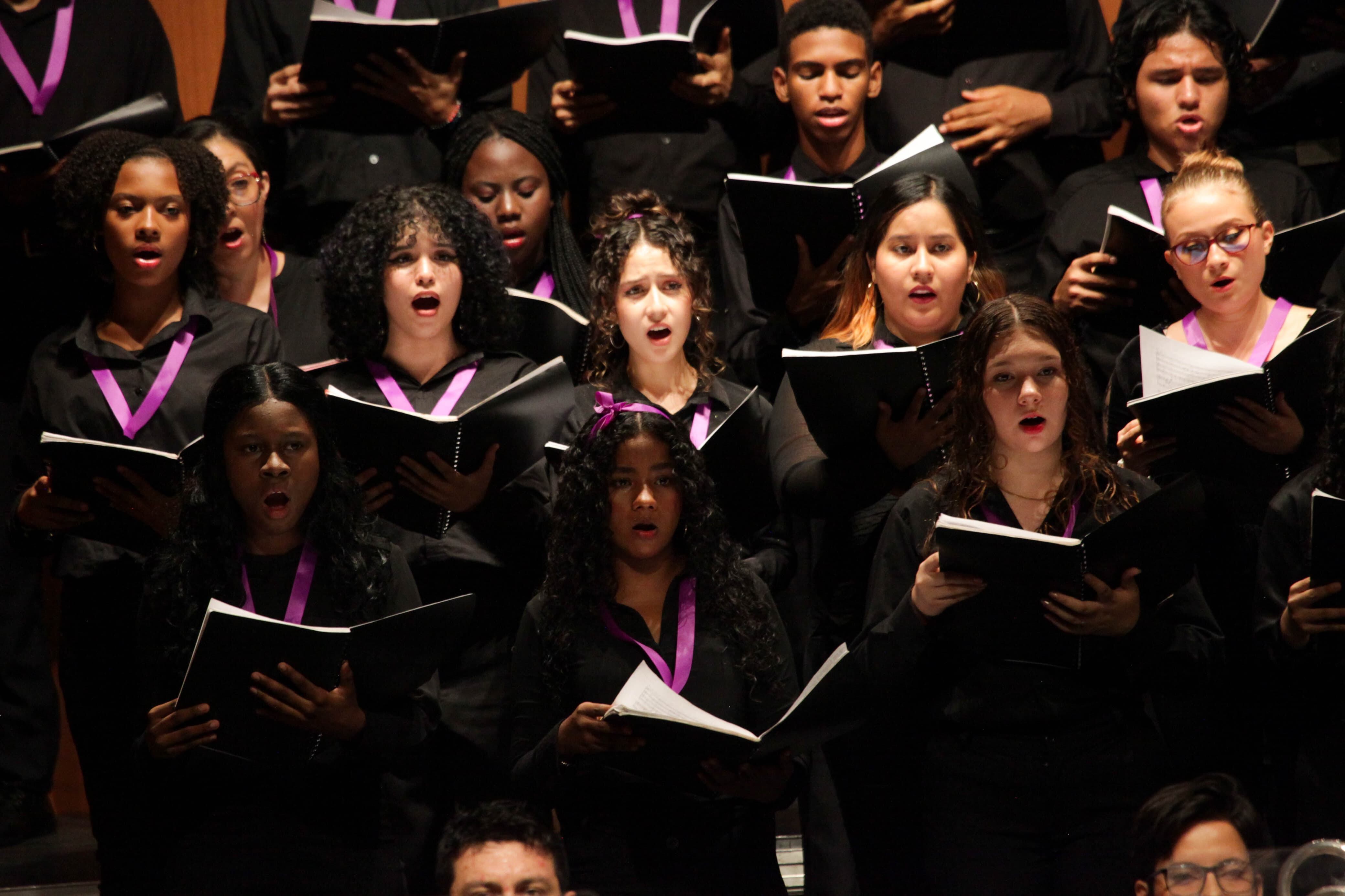 Concierto de Semana Santa donde la Orquesta Filarmónica de Cali junto al coro juvenil de la Escuela de Música de Desepaz interpretan la obra Requiem de Mozart en el teatro municipal.