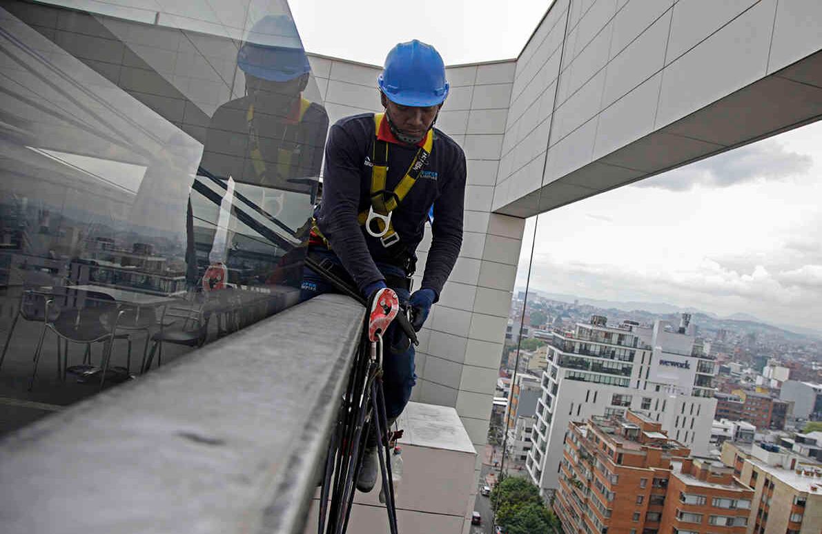 El protocolo de seguridad también incluye el manejo adecuado del material de limpieza. Cubetas, botellas y otras herramientas pueden ocasionar graves accidentes si caen al suelo. Foto: Gabriela Alvarado