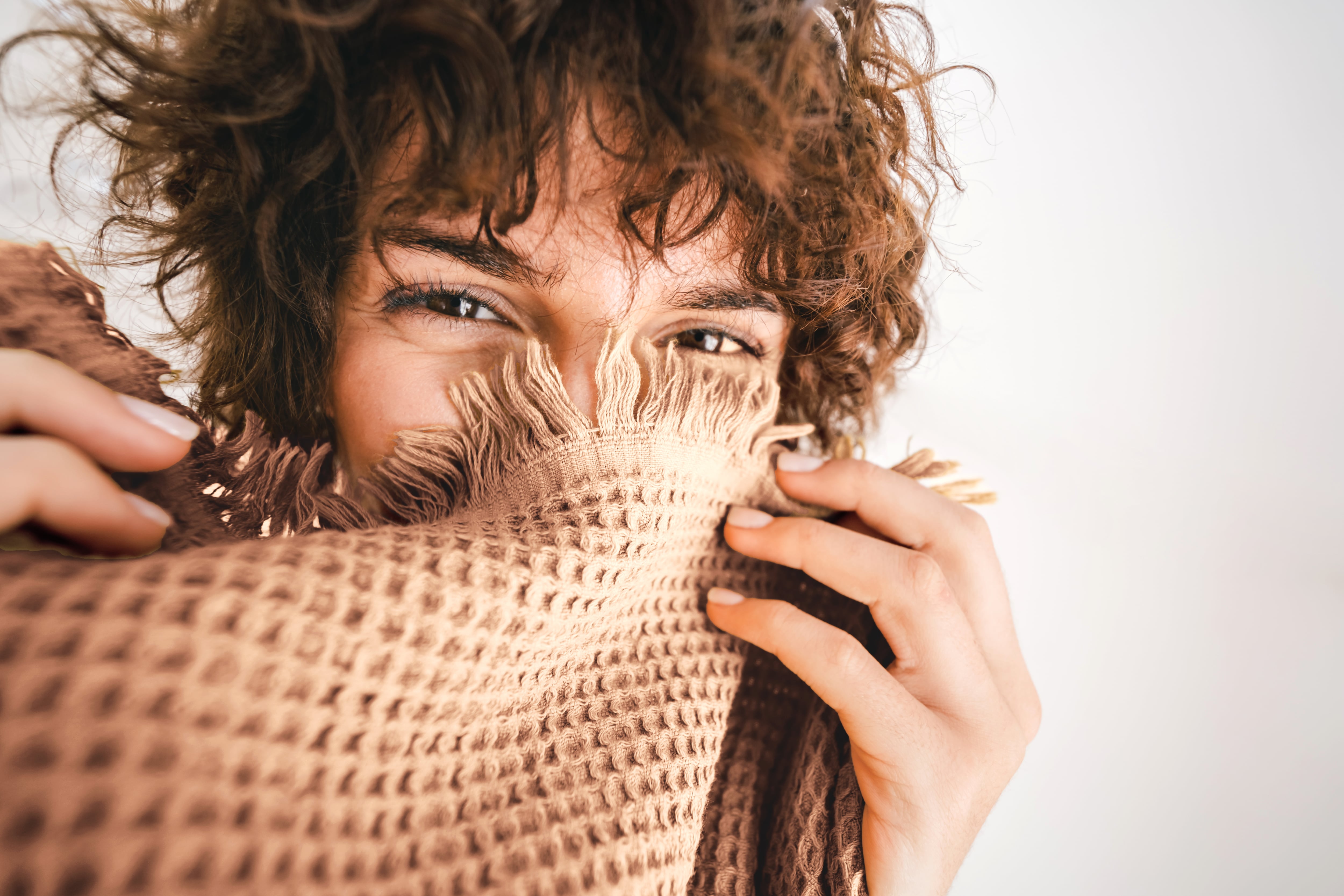 Colores de cabello que iluminan y rejuvenecen a las mujeres mayores de 60 en 2025