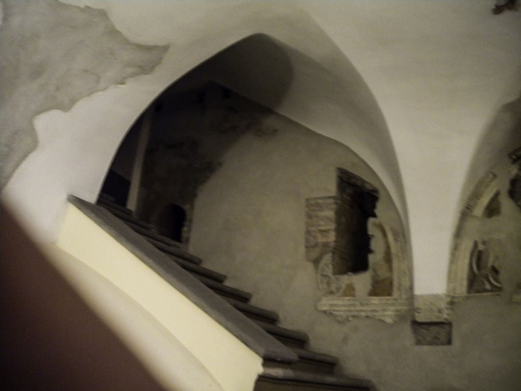 Una fotografía de archivo fechada el 9 de marzo de 2013 muestra una habitación escondida en la parte trasera de la 'Capilla Sixtina' donde se guarda desde hace siglos el famoso sofá rojo 'el 'sofá de las lágrimas' y donde la tradición quiere que el nuevo Papa se siente y llore por la gran responsabilidad en la Ciudad del Vaticano, Vaticano. (Foto de Niccolo Celesti/Anadolu vía Getty Images)