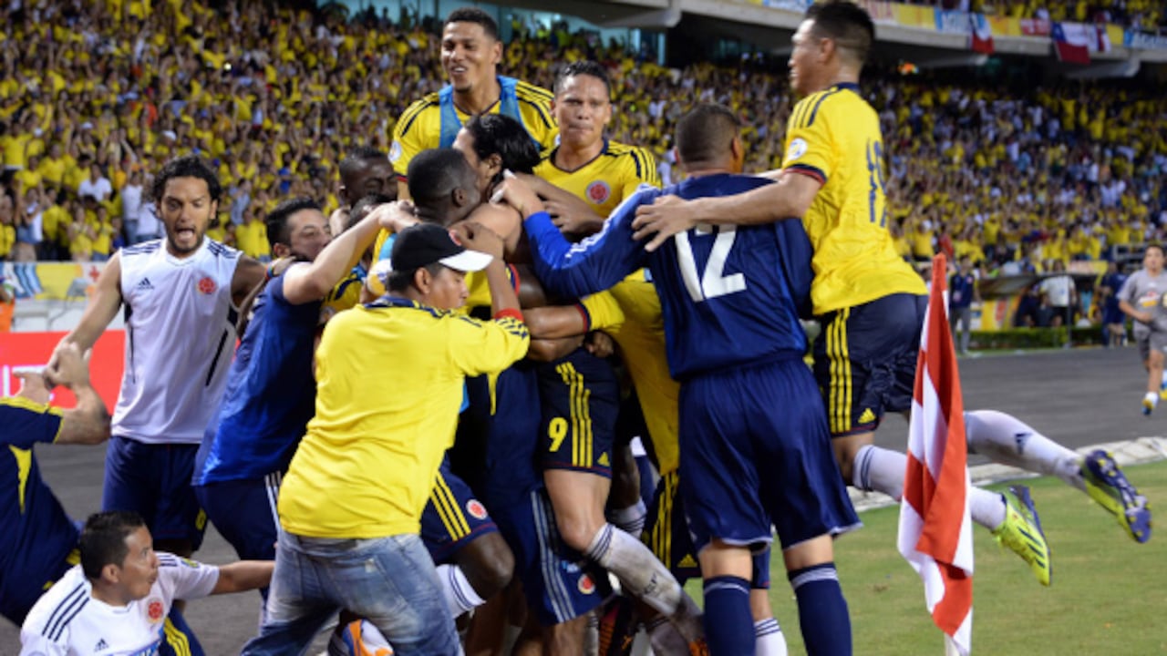 Los jugadores de Colombia celebraron a rabiar el empate conseguido luego de un brillante segundo tiempo ante Chile. La euforia es justificada, pues al terminar el primer tiempo jugaban mal y no se veía cómo remontar un marcador tan abultado. Pero en el entretiempo Pékerman sacó a relucir todo lo que sabe, impulsó anímicamente al equipo, hizo cambios que funcionaron a la perfección y consiguió lo que a 20 minutos del final parecía imposible. Colombia clasificó con fútbol y corazón.