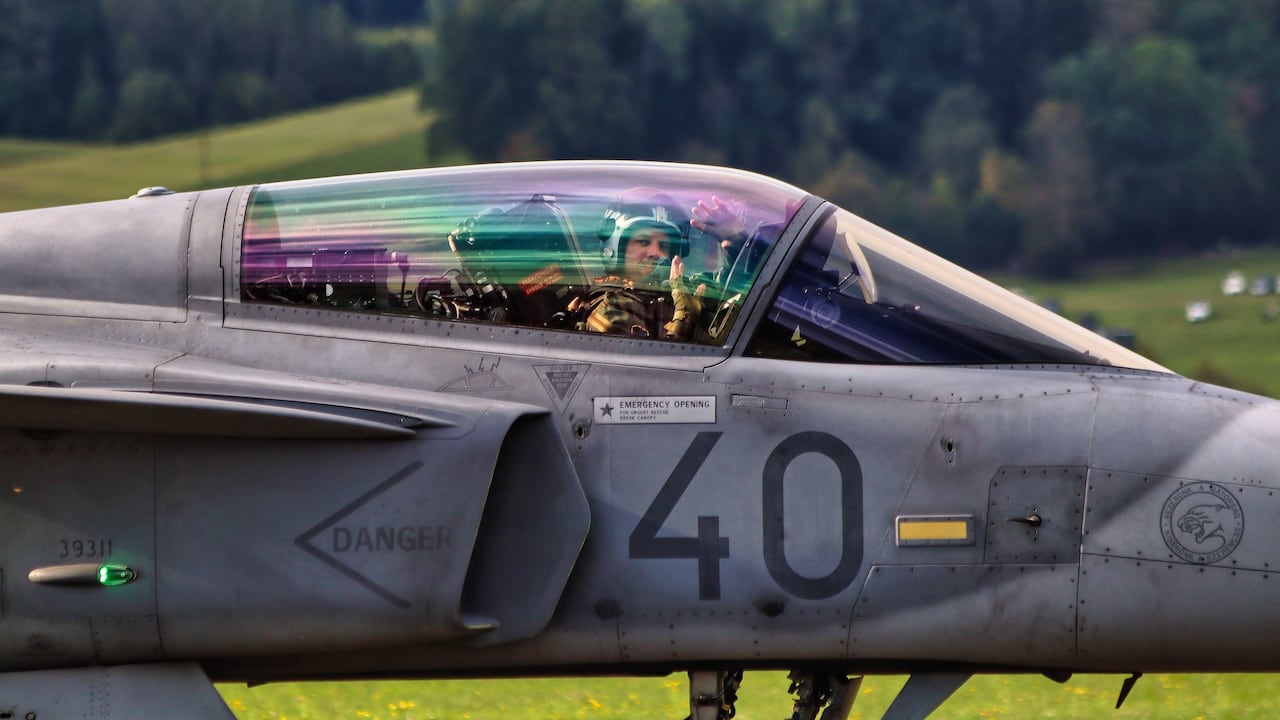 Según la prensa sueca, se podría tratar de una compra pequeña para llegar a completar una flota de entre 10 y 16 aviones Saab Gripen.