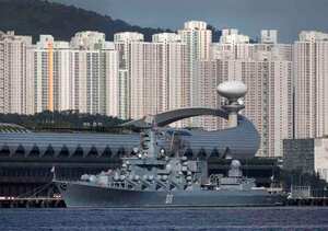 El buque insignia de la flota rusa del Pacífico, está atracado en la terminal de cruceros de Kai Tak para una visita no oficial de cinco días a Hong Kong, el lunes 5 de junio de 2017. Esta es la primera Hora para que una flota de la marina de guerra rusa atraque en la ciudad china. (Foto AP / Vincent Yu)
