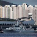 El buque insignia de la flota rusa del Pacífico, está atracado en la terminal de cruceros de Kai Tak para una visita no oficial de cinco días a Hong Kong, el lunes 5 de junio de 2017. Esta es la primera Hora para que una flota de la marina de guerra rusa atraque en la ciudad china. (Foto AP / Vincent Yu)