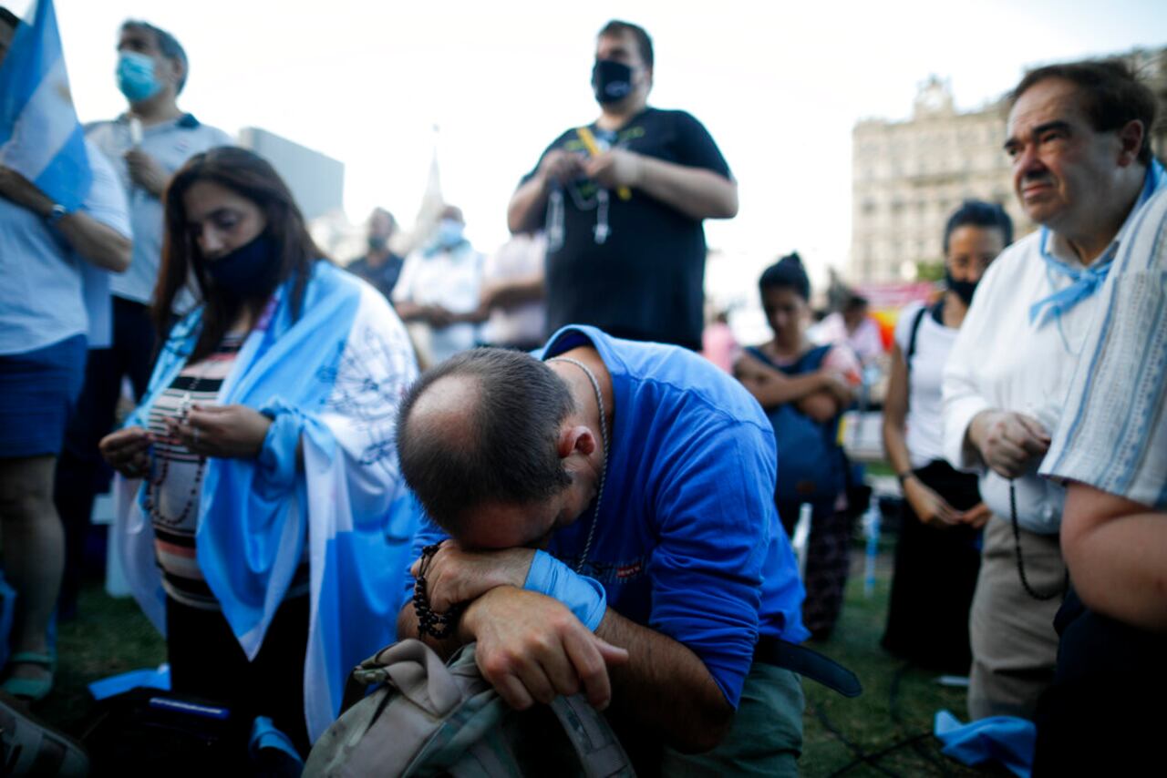 Un activista antiaborto reza durante una manifestación contra la despenalización del aborto, en el exterior del Parlamento argentino, mientras los legisladores debaten un proyecto de ley para su legalización, en Buenos Aires, Argentina.