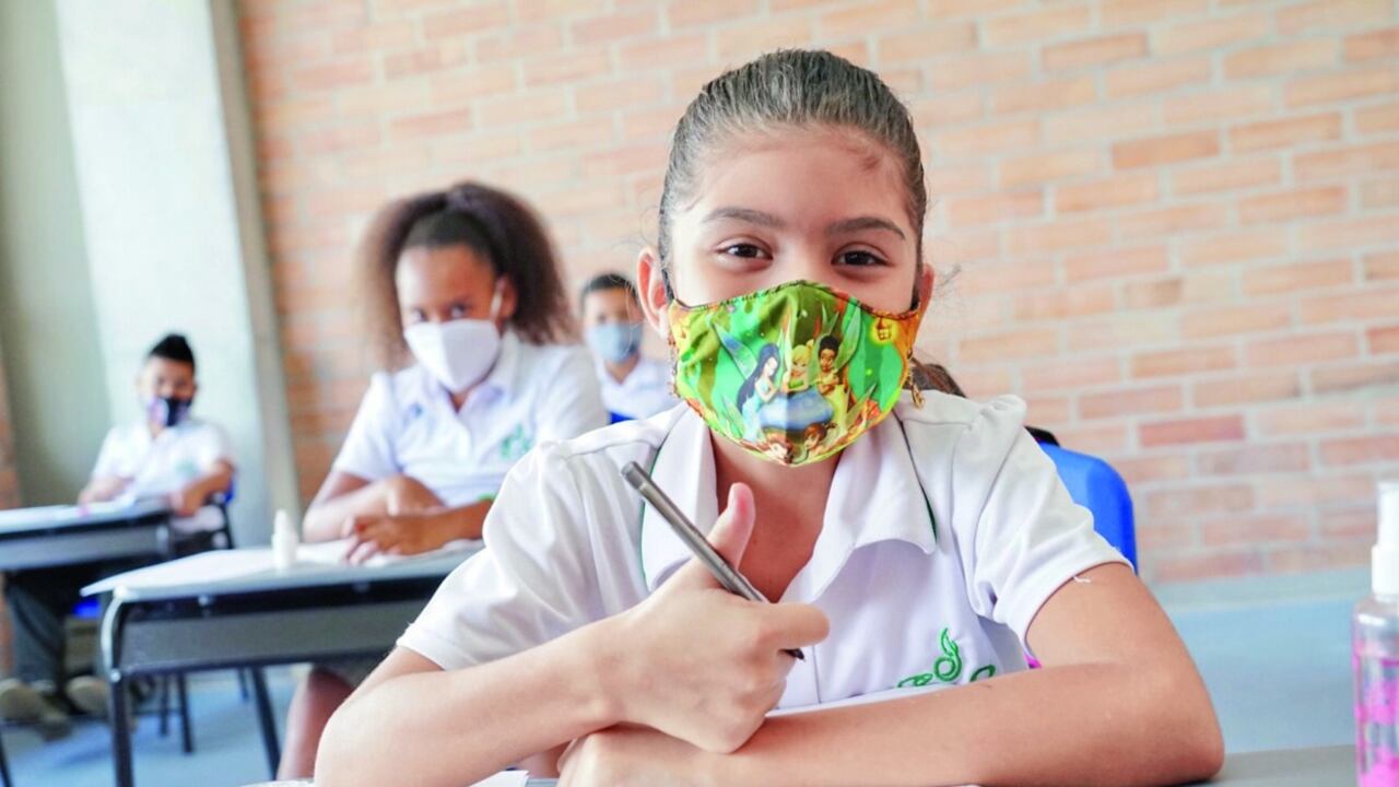 Se estima que 1,2 billones de pesos adicionales destinó el Gobierno nacional para que alcaldías y gobernaciones realizaran mejoras en infraestructura de las sedes educativas, adquirieran elementos de protección personal y contrataran servicios de aseo y desinfección.