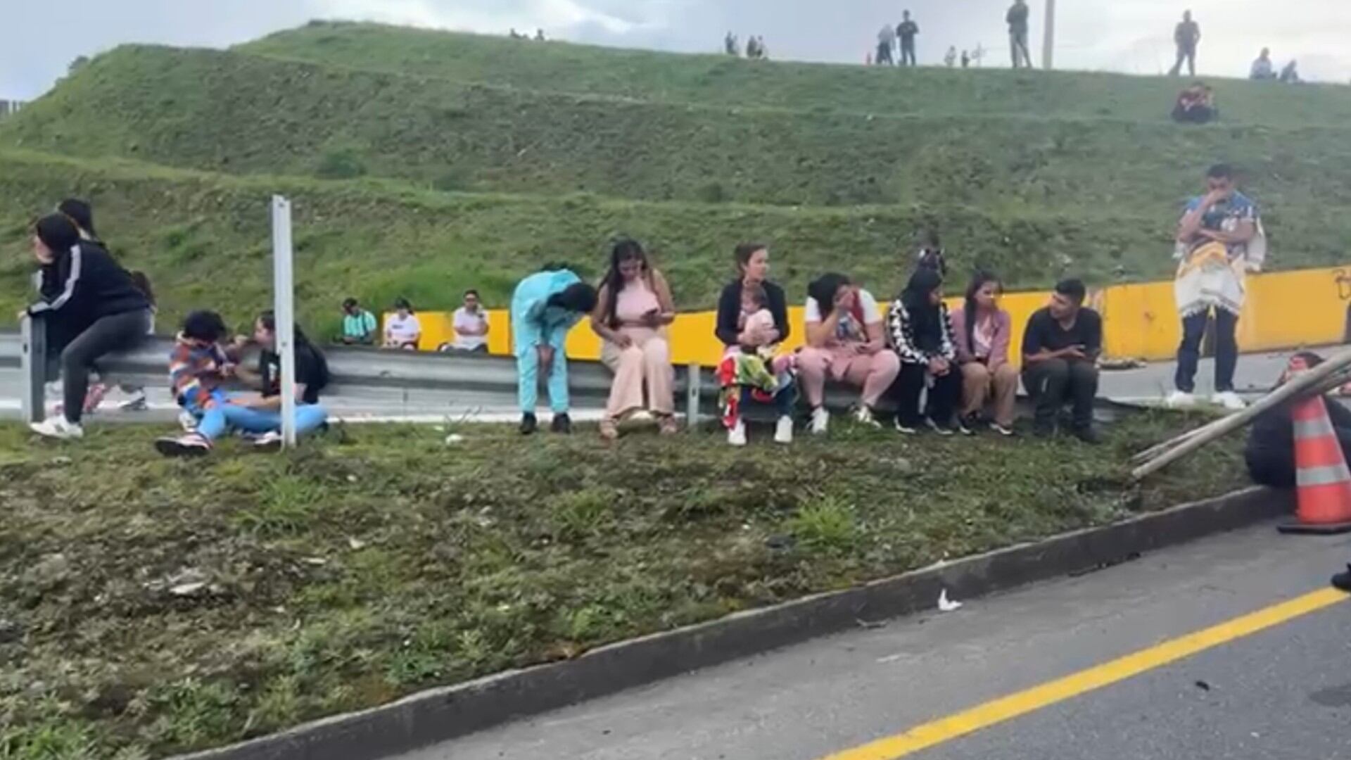 Los deslizamientos siguen haciendo de las suyas en las diferentes vías del país.