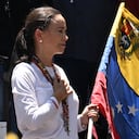 La líder de la oposición venezolana María Corina Machado sostiene una bandera nacional venezolana mientras hace gestos desde lo alto de un camión durante una manifestación para protestar por los resultados de las elecciones presidenciales, en Caracas el 3 de agosto de 2024. Venezuela se preparó para nuevas protestas después de que la disputada victoria electoral del presidente Nicolás Maduro fuera ratificado en la víspera, y un número creciente de naciones reconocieron a su rival de la oposición como el verdadero ganador. (Foto de Juan BARRETO/AFP)