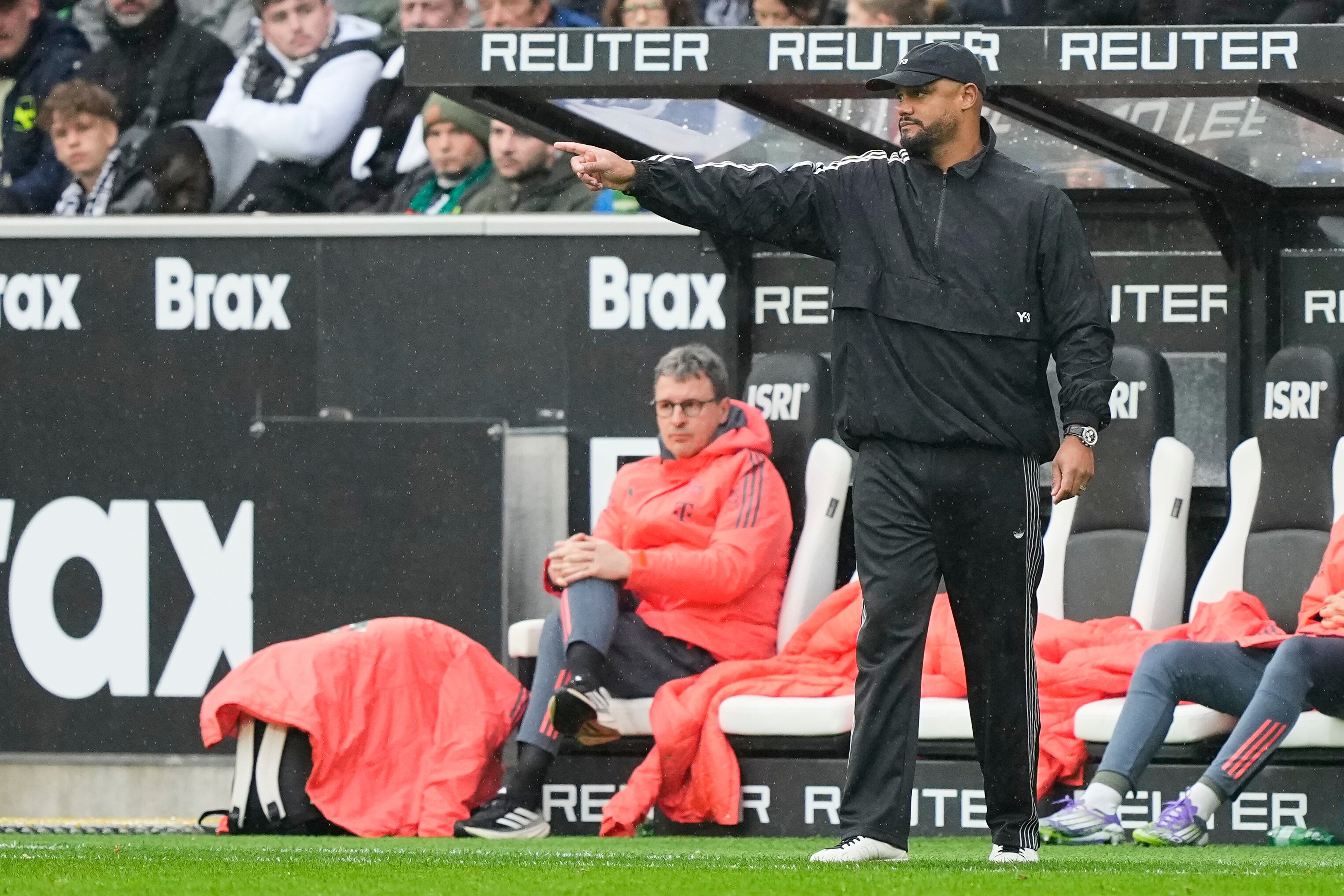 Bayern's head coach Vincent Kompany gestures during the German Bundesliga soccer match between Borussia Moenchengladbach and Bayern Munich in Moenchengladbach, Germany, Saturday, Oct. 25, 2025. (AP Photo/Martin Meissner)