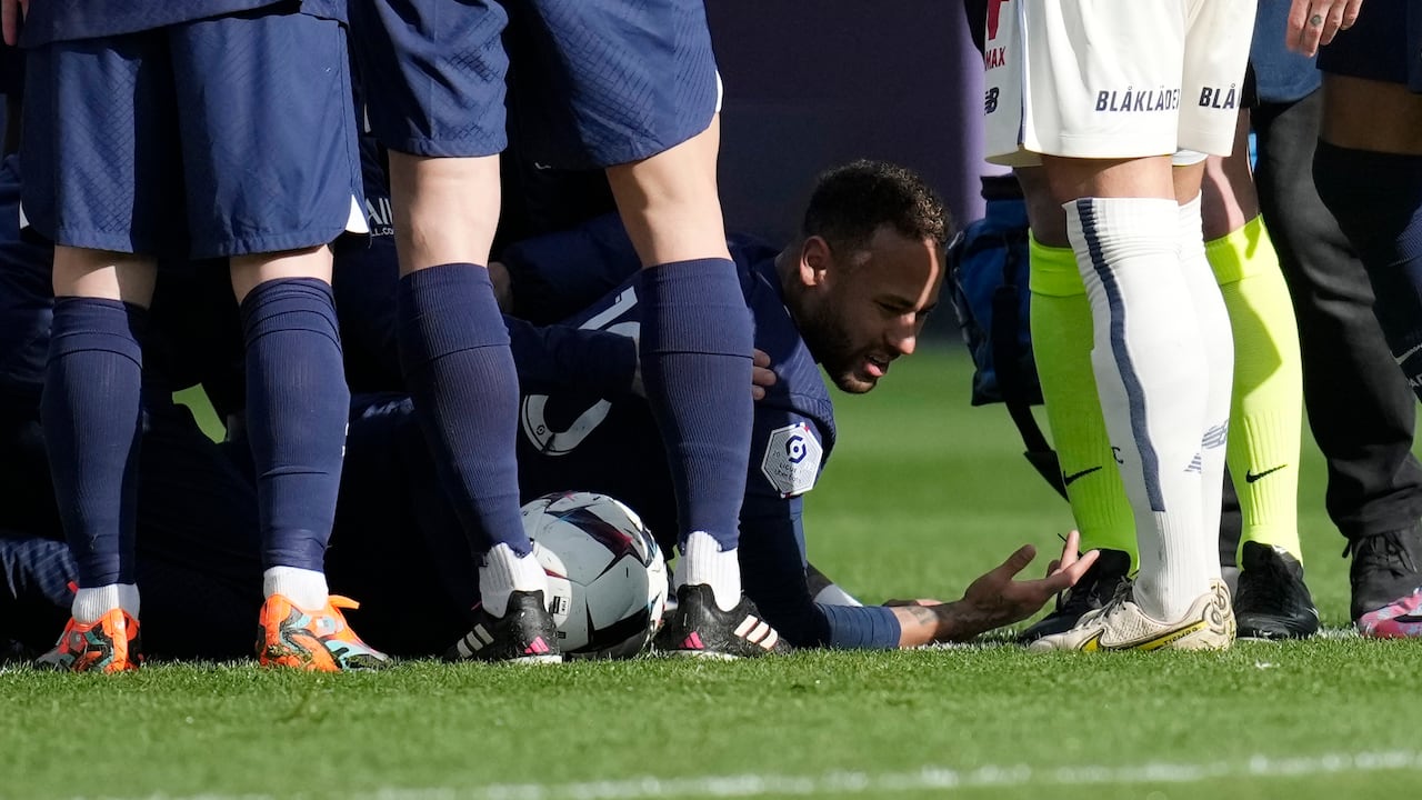 Ya se ha vuelto una costumbre las lesiones de Neymar por estas épocas del año.