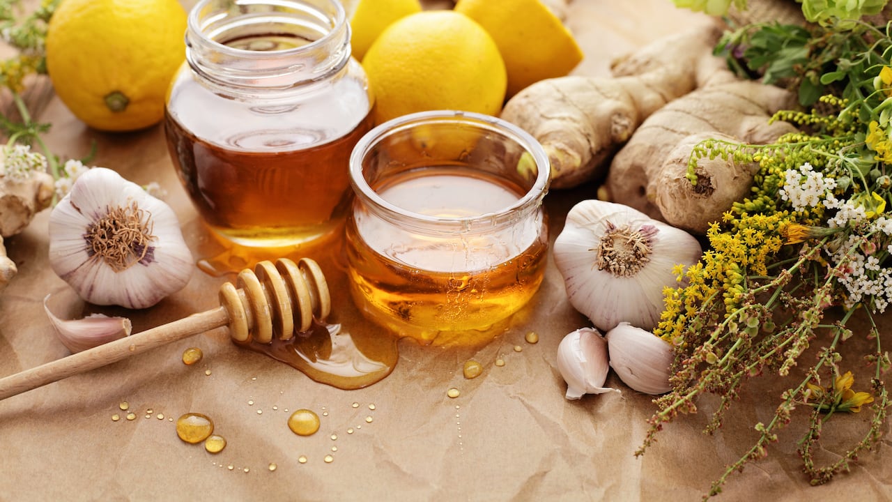 La miel y el ajo tienen un efecto antimicrobiano.