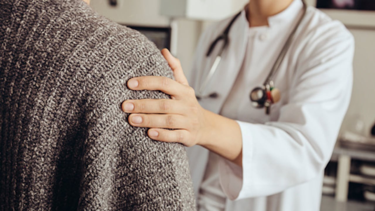 Las mujeres entre 30 y 50 años son más propensas que los hombres a pedir ayuda médica ante estrés laboral.