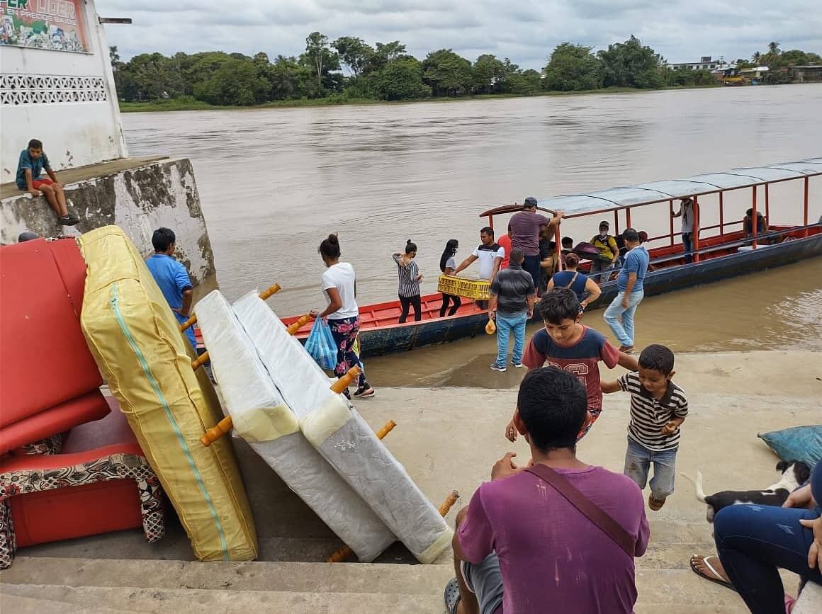 Debido a que los combates persistenten en varias zonas de Apure, ciudadanos del vecino país siguen desplazándose en masa hacia Colombia a bordo de embarcaciones por el río Arauca, llevando a cuestas algunos enseres.