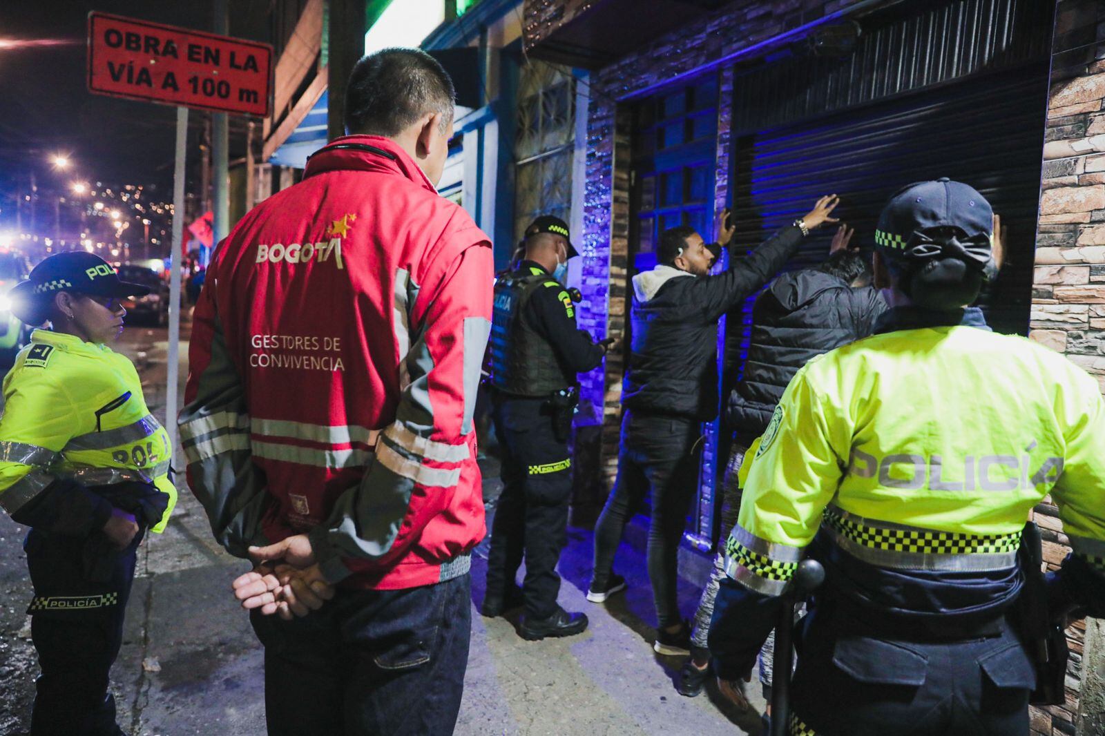 Las autoridades incautaron armas y estupefacientes.