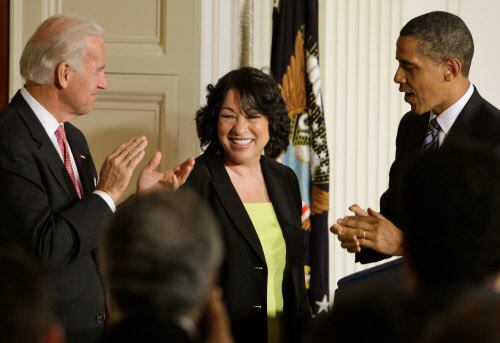 El presidente de Estados Unidos, Barack Obama, nominó a Sonia Sotomayor como jueza de la Corte Suprema. De ser confirmada por el Senado, Sotomayor será la primera hispana en ocupar una bancada en el máximo tribunal y reemplazó a David Souter. Al hacer el anuncio, Obama dijo: "He decidido nominar a una mujer inspiradora que, creo, será una gran jueza de la Corte". El mandatario dijo que quería un jurista con "sentido común y de la compasión" y que buscó mucho antes de decidirse por la magistrada hispana. Sotomayor, de 54 años, es de origen puertorriqueño y creció en el Bronx, uno de los barrios más pobres de Nueva York. 

