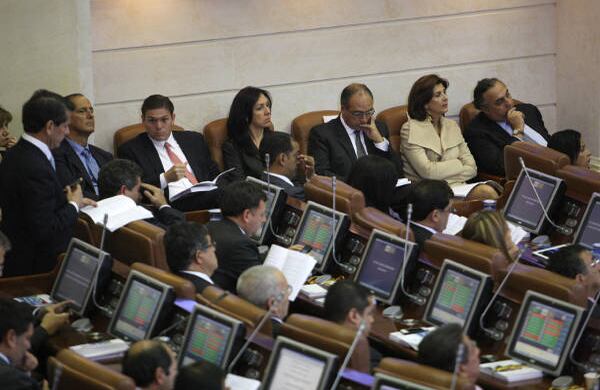 El año de los ministros. El Congreso le anunció al gabinete que este año los esperará de uñas en el Capitolio. En la imanegn, entre otros, los ministros  (de derecha a izquierda) Federico Renjifo (Interior), María Ángela Holguín (Relaciones exteriores), Juan Carlos Echeverry (Hacienda), Ruth Stella Correa Palacio (Justicia), Juan Carlos Pinzón (Defensa), Juan Camilo Restrepo (Agricultura)... Estvo todo el gabinete.  
