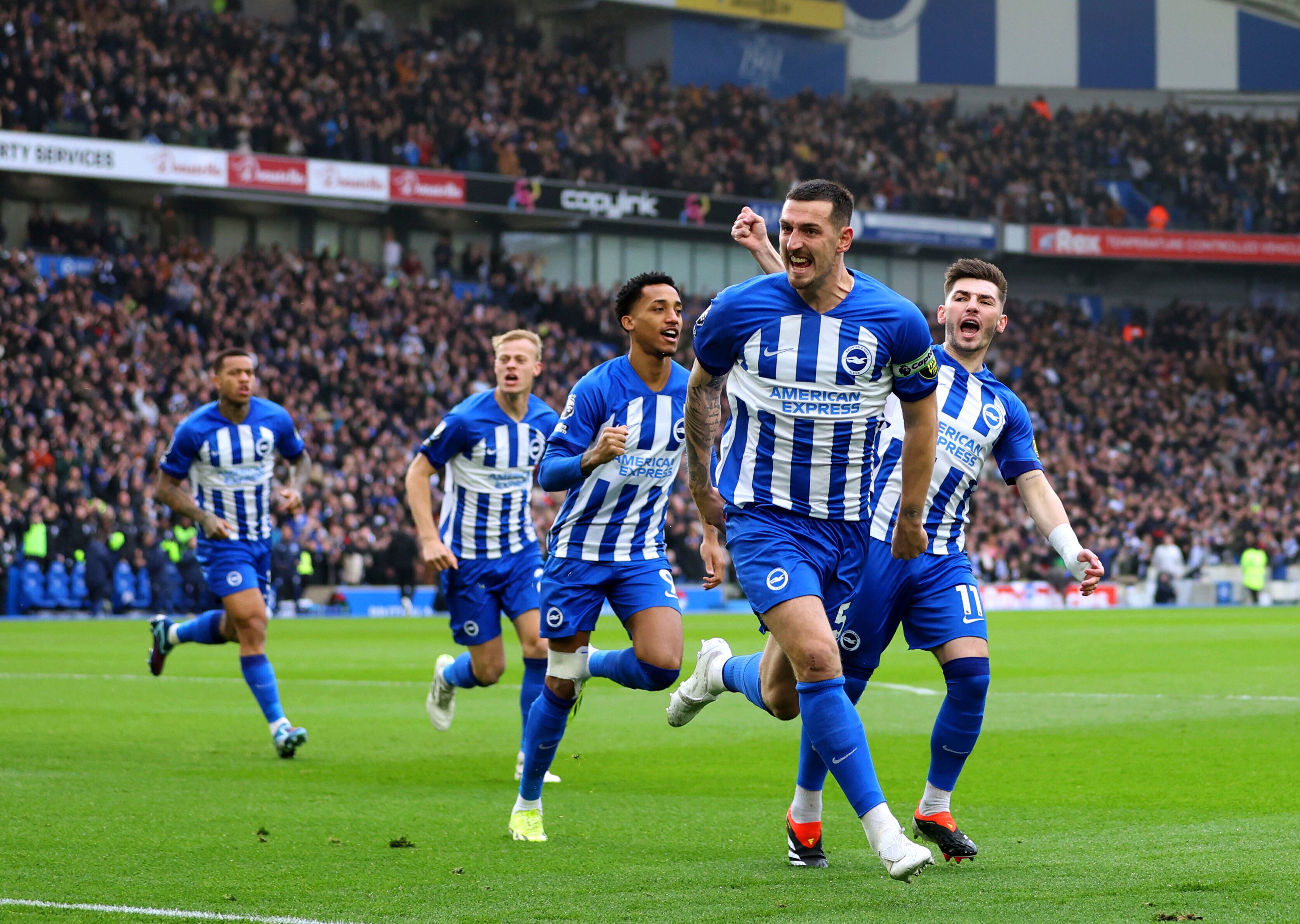 Lewis Dunk del Brighton celebra con sus compañeros tras anotar el primer gol de su equipo en el encuentro ante el Crystal Palace en la Liga Premier el sábado 3 de febrero del 2024. (Steven Paston/PA via AP)