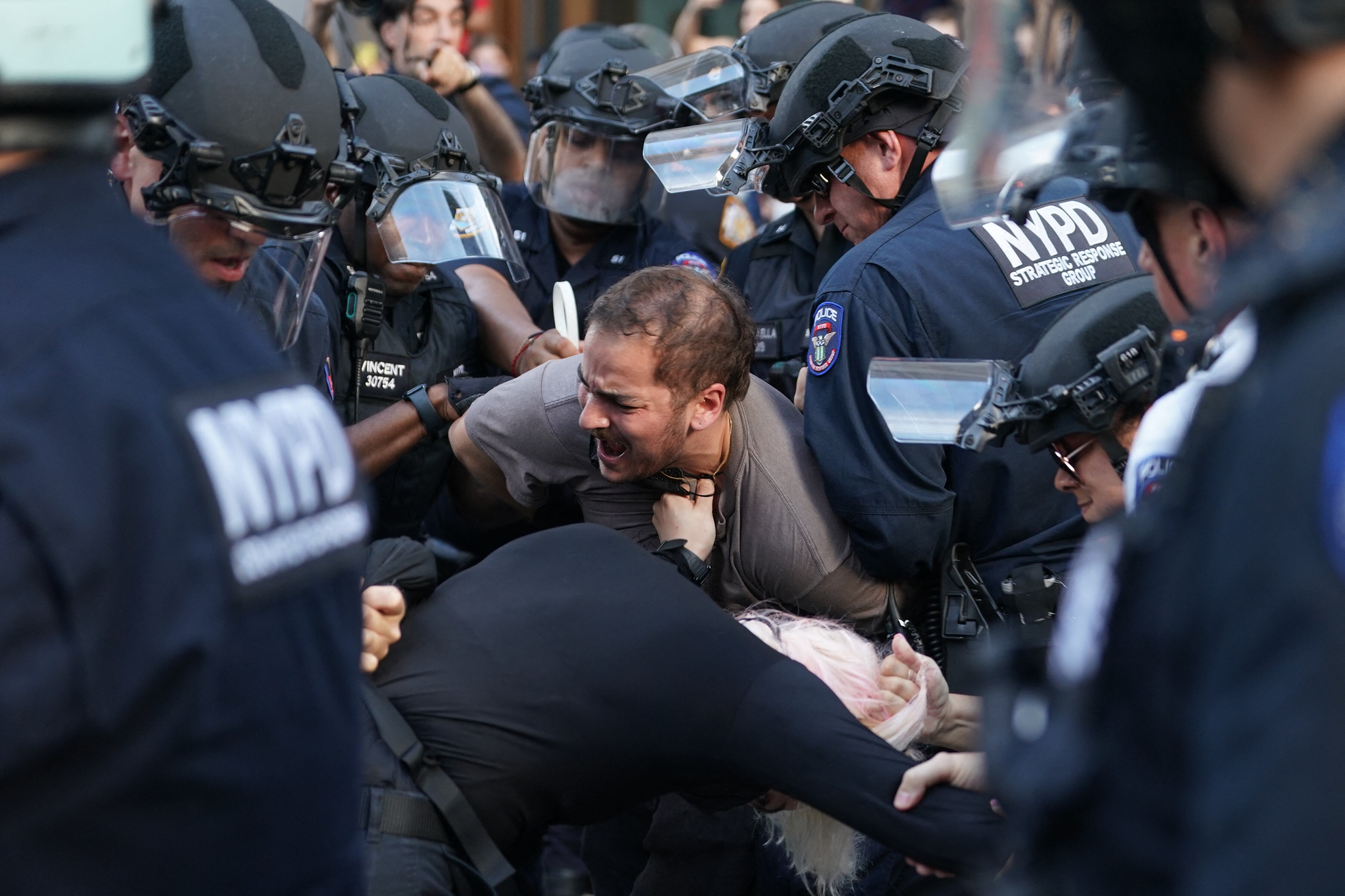 Agentes del Departamento de Policía de Nueva York detienen a manifestantes durante la protesta "ICE Out Of NYC" contra el Servicio de Inmigración y Control de Aduanas (ICE) y las operaciones federales de inmigración, en la ciudad de Nueva York.