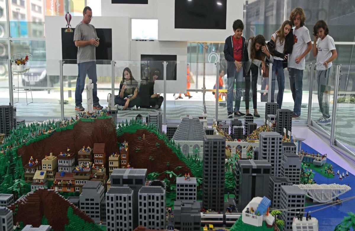 La maqueta tiene unos 20 metros cuadrados de extensión y hasta un metro de altura. EFE/Fernando Maia