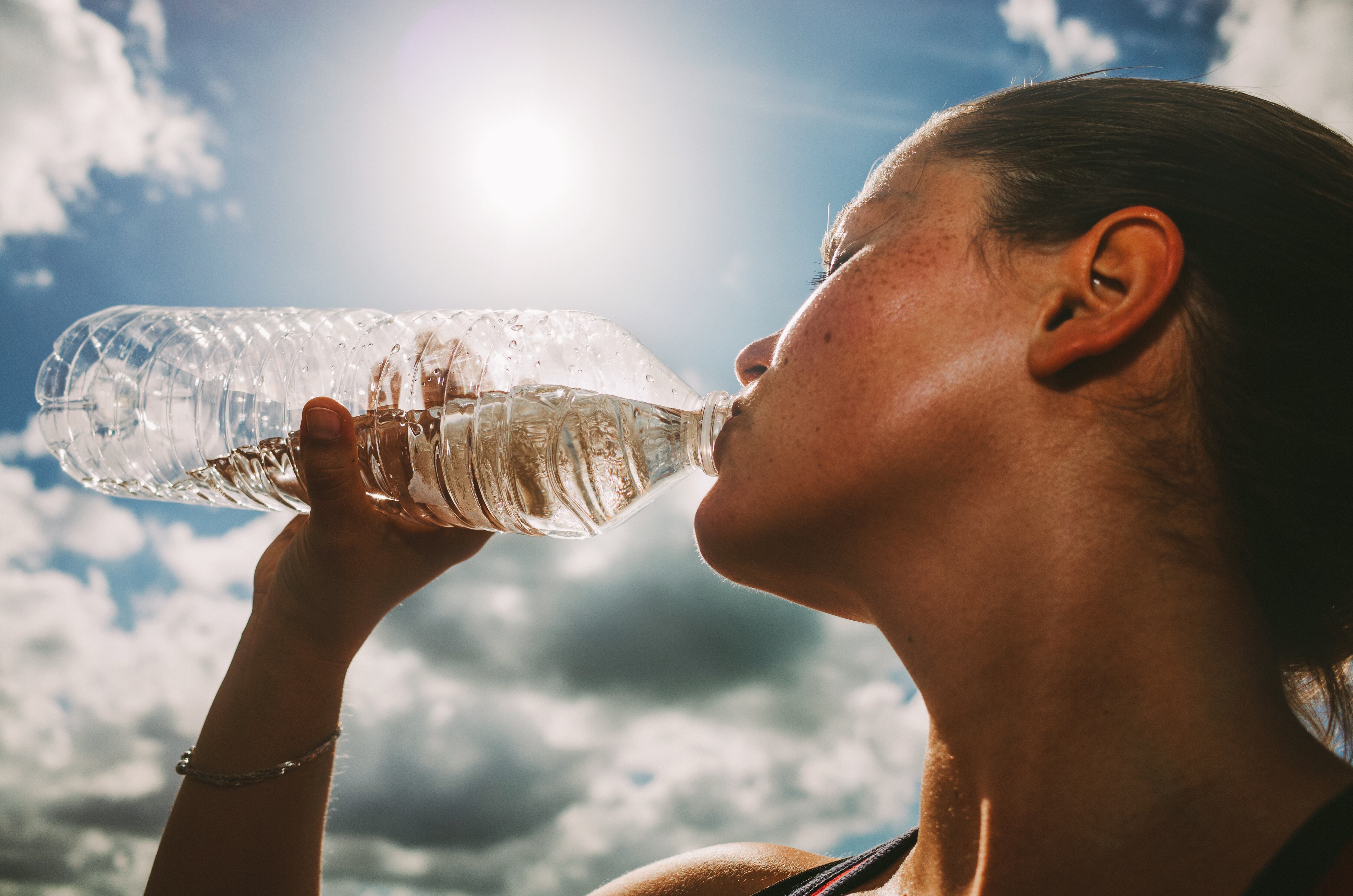 Mujer tomando agua.