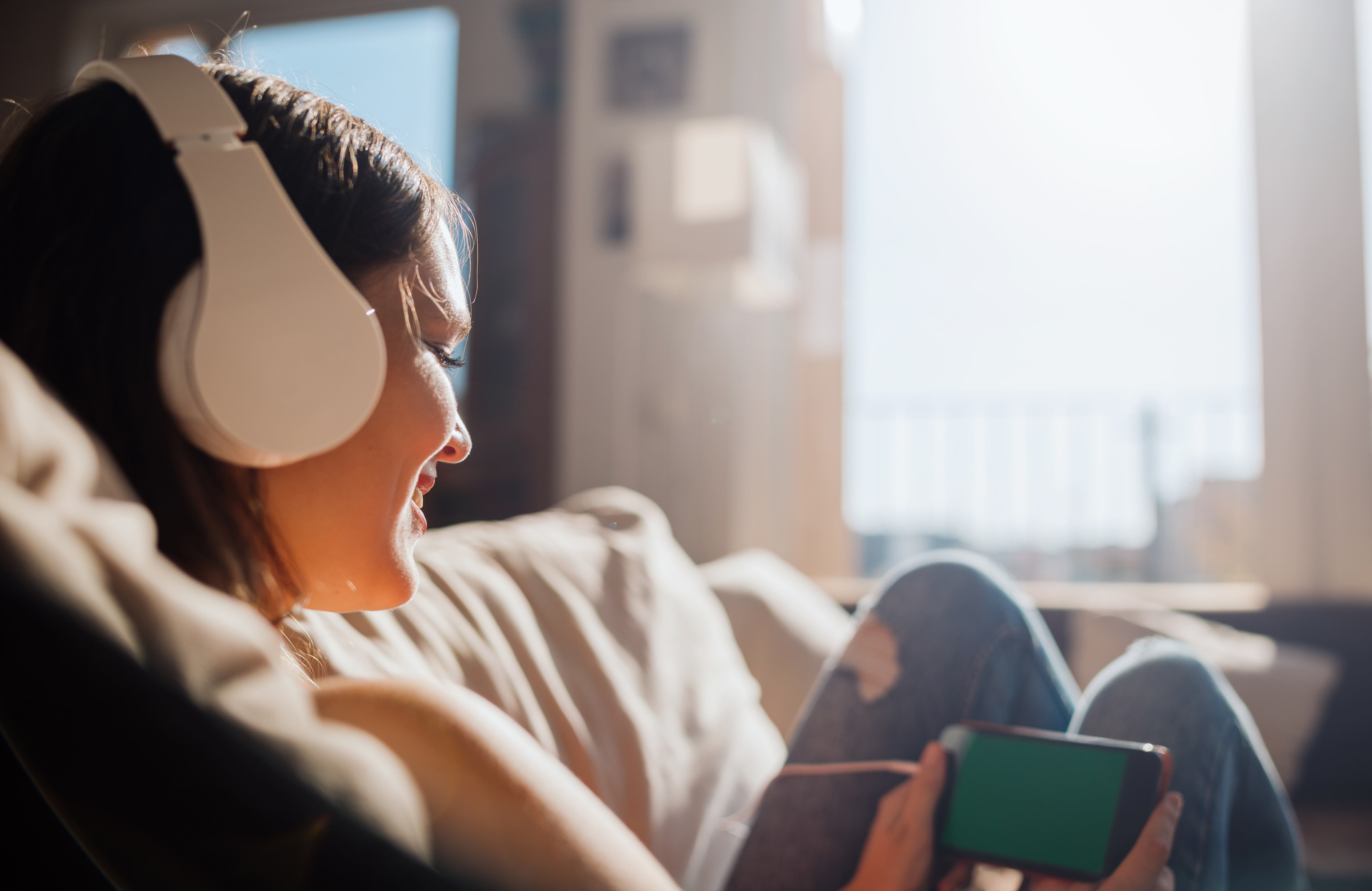 Este dispositivo cuentan con ocho micrófonos repartidos por los auriculares que monitorizan el sonido ambiente. Foto: Getty Images.