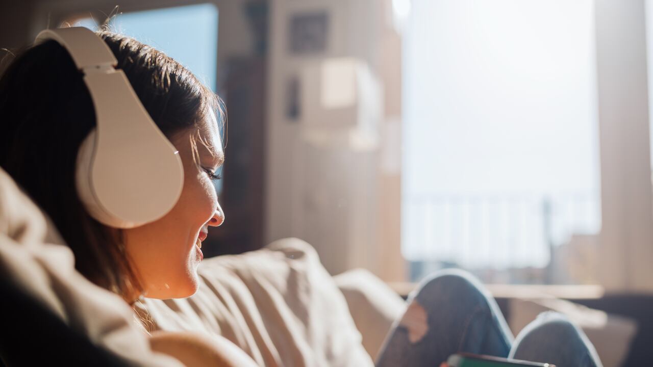 Este dispositivo cuentan con ocho micrófonos repartidos por los auriculares que monitorizan el sonido ambiente. Foto: Getty Images.