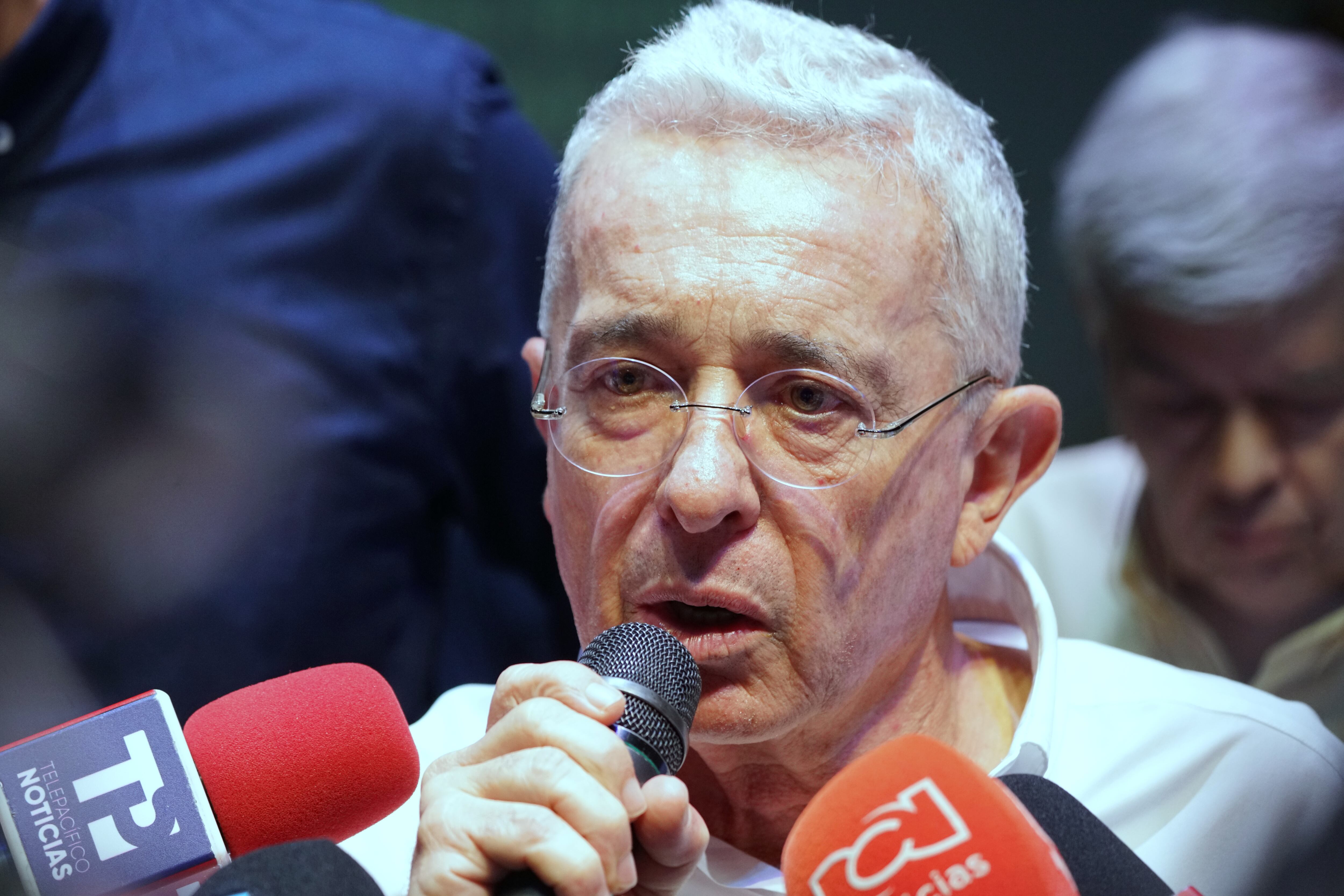 Durante un conversatorio en Cali para jóvenes, el expresidente Álvaro Uribe Vélez, fue sorprendido con un pastel de cumpleaños.