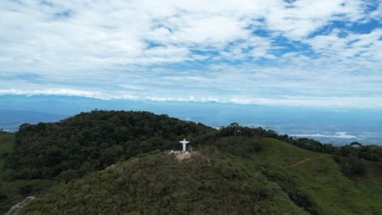 La estatua de Cristo Rey en Caparrapí, Cundinamarca.