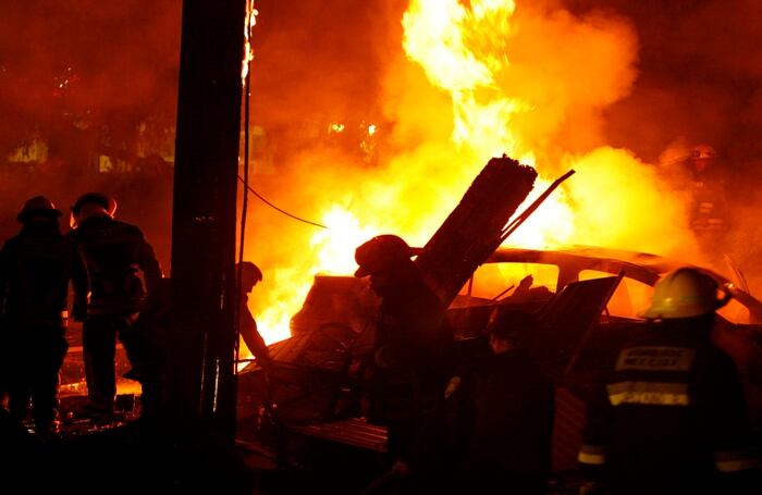 Martes, 4 de noviembre de 2008. Bomberos intentan apagar el fuego después del impacto de una avioneta en Ciudad de México. Se informó que entre sus triputantes se encontraba José Luis Vasconcelos, Subprocurador de la PRG y Juan Camilo Mourino, Ministro del Interior de ese país.