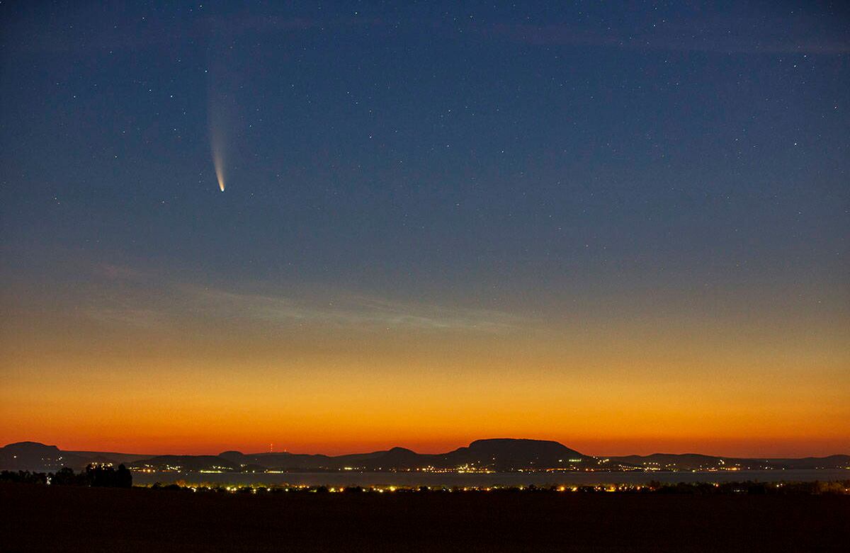  Así se ve el cometa Neowise antes del amanecer sobre Balatonmariafurdo, Hungría. Foto: Gyorgy Varga/MTI vía AP