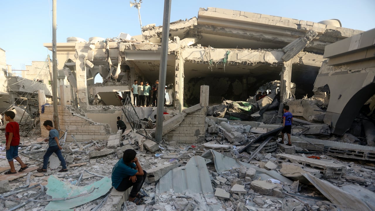 Palestinos revisan los daños en una mezquita destrozada luego de un ataque aéreo israelí en el campo de refugiados de Jan Yunis, en el sur de la Franja de Gaza, el miércoles 8 de noviembre de 2023. (AP Foto/Mohammed Dahman)