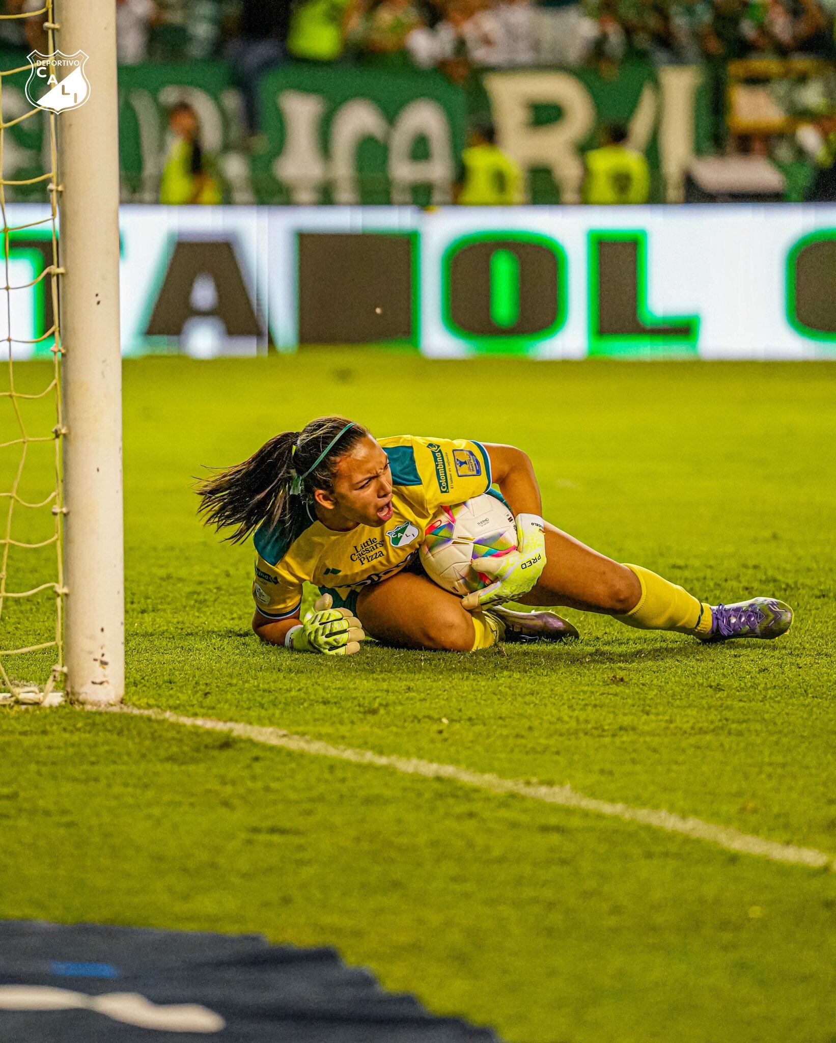Luisa Agudelo atajando el primer penal de la tanda ante Independiente Santa Fe