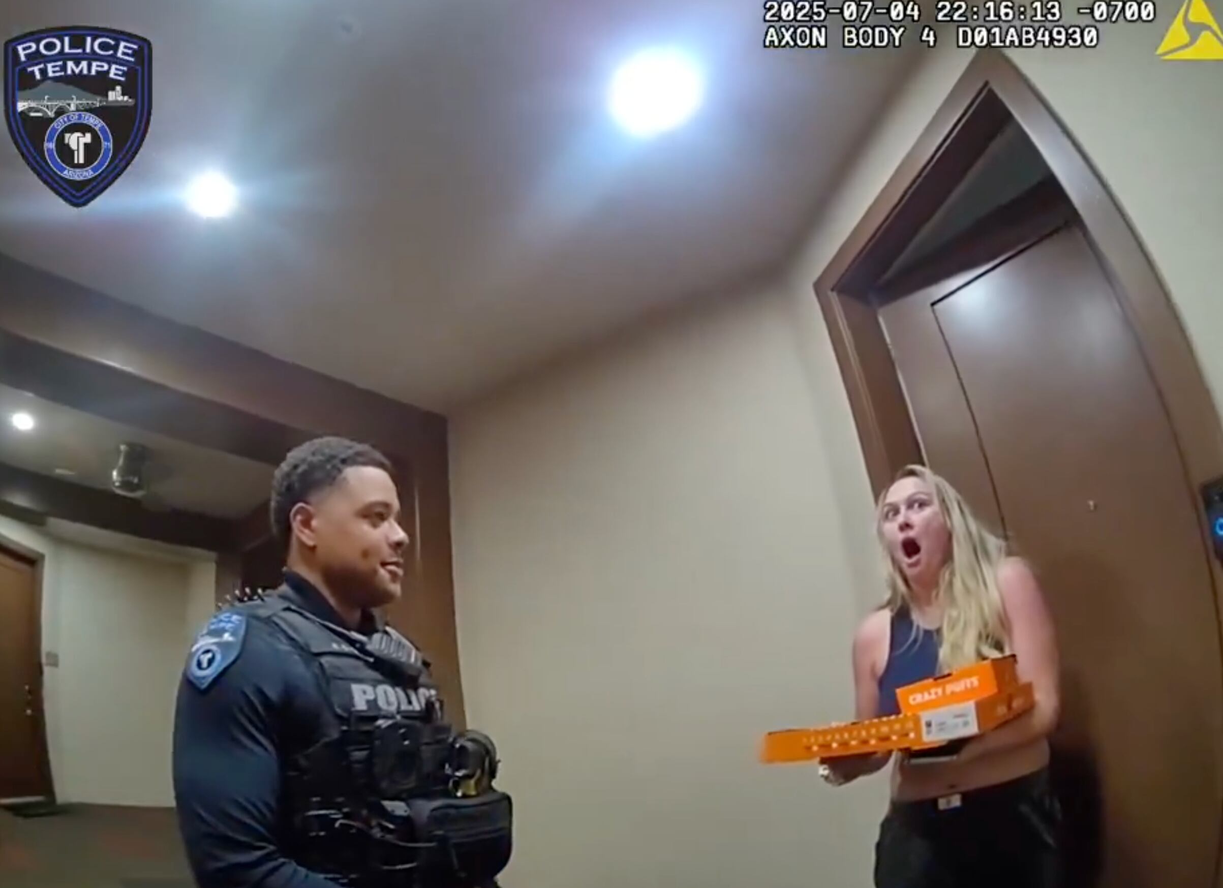 La mujer se mostró sorprendida al recibir a los oficiales