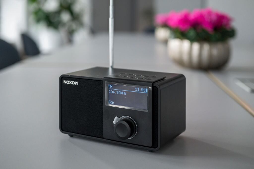 Hay una radio sintonizada en la frecuencia FM 104.3 de la emisora ​​"Radio Mainwelle"