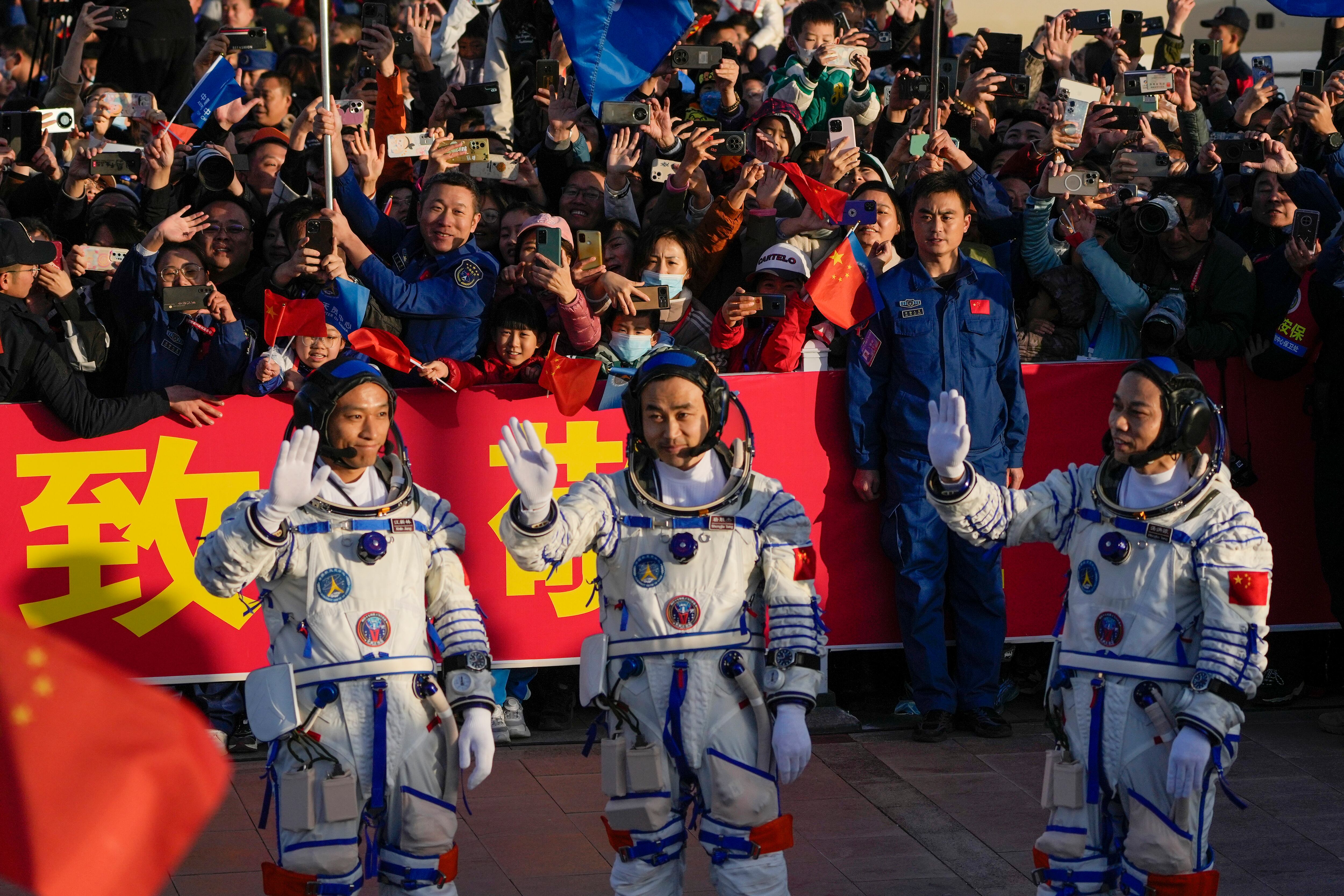 Beijing quiere colocar astronautas a la superficie de la Luna antes de que termine la década en medio de una rivalidad con Estados Unidos para alcanzar nuevos hitos en el espacio.