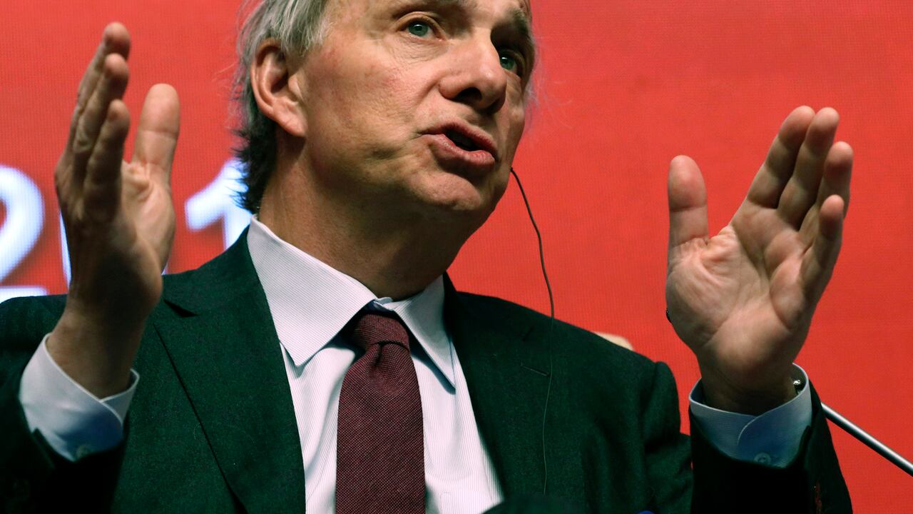 El multimillonario estadounidense Ray Dalio habla de cómo ha alcanzado el éxito en su carrera profesional.