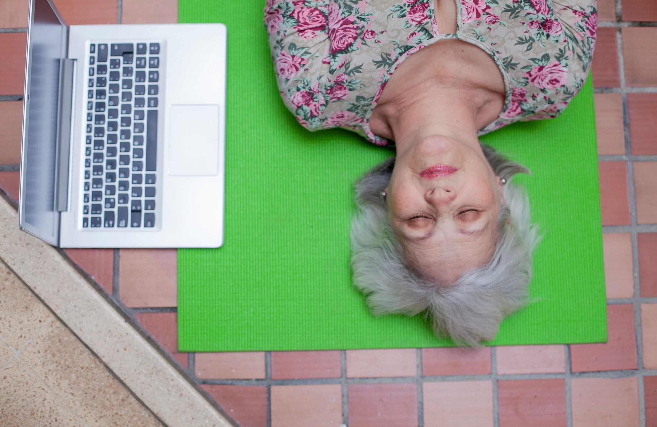 “El yoga es lo mejor que le puede suceder a cualquier persona en la vida y especialmente durante esta pandemia”, asegura el yogui colombiano. En la teoría, puede parecer muy complejo, pero en la práctica una de las claves es concentrarse en los ejercicios de respiración y aprovechar la totalidad de la capacidad pulmonar para que el cuerpo se oxigene y provea de una buena y duradera salud.
