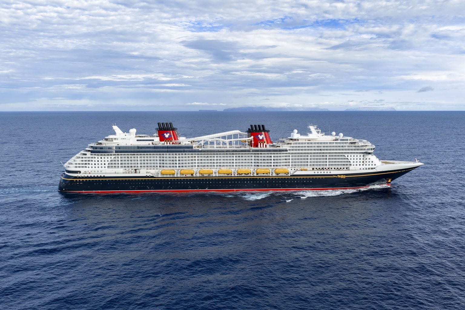 El Disney Destiny, una nueva incorporación a la creciente flota de Disney Cruise Line, zarpará en su viaje inaugural desde Port Everglades en Fort Lauderdale, Florida, el 20 de noviembre de 2025, seguido de una temporada inaugural de cruceros de cuatro y cinco noches a las Bahamas y el Caribe Occidental. El barco se basa en el legado de los héroes y villanos más grandes de la vida de Disney para crear experiencias vacacionales únicas para las familias. (Disney) © Disney